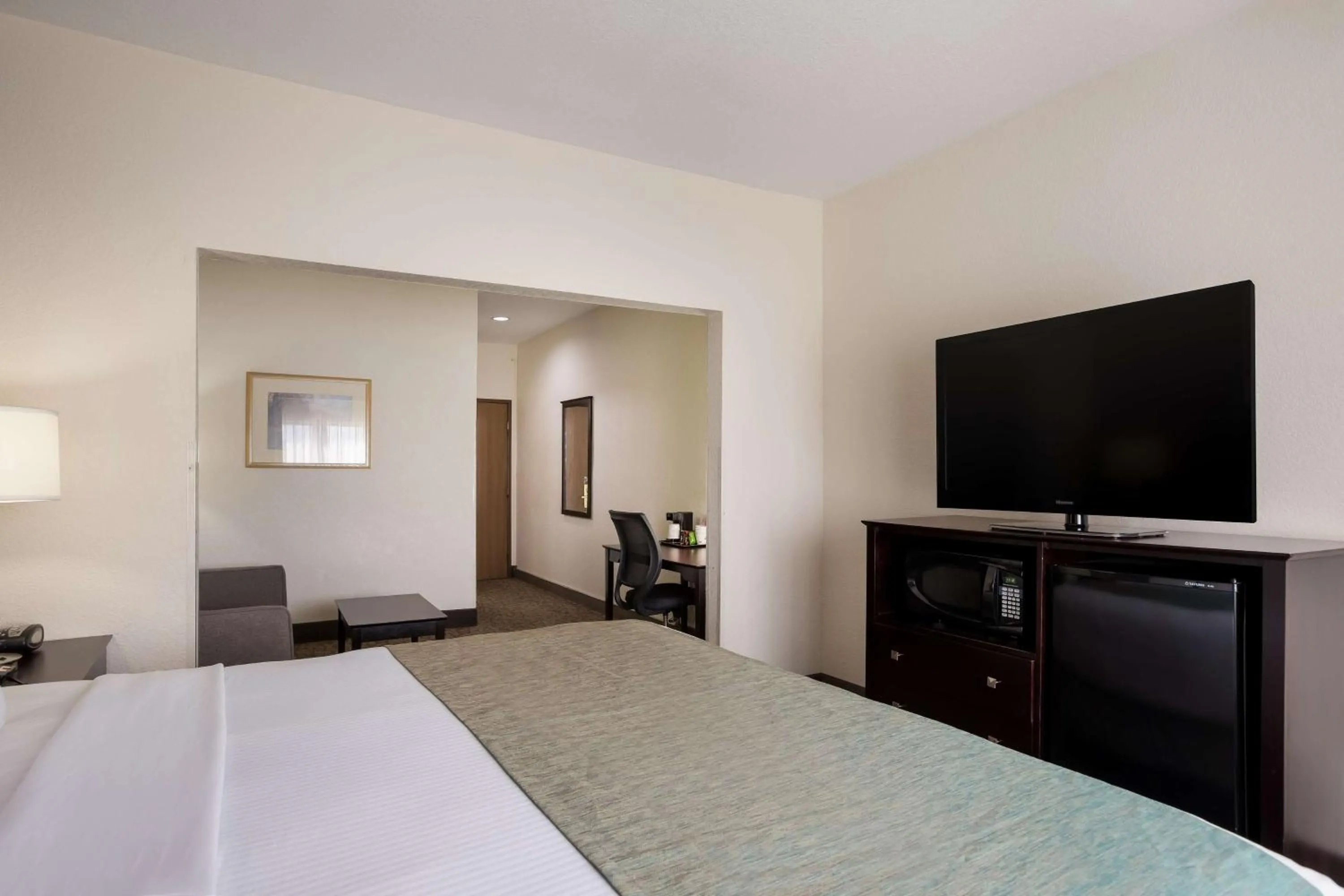 King Suite in Best Western Kendallville Inn