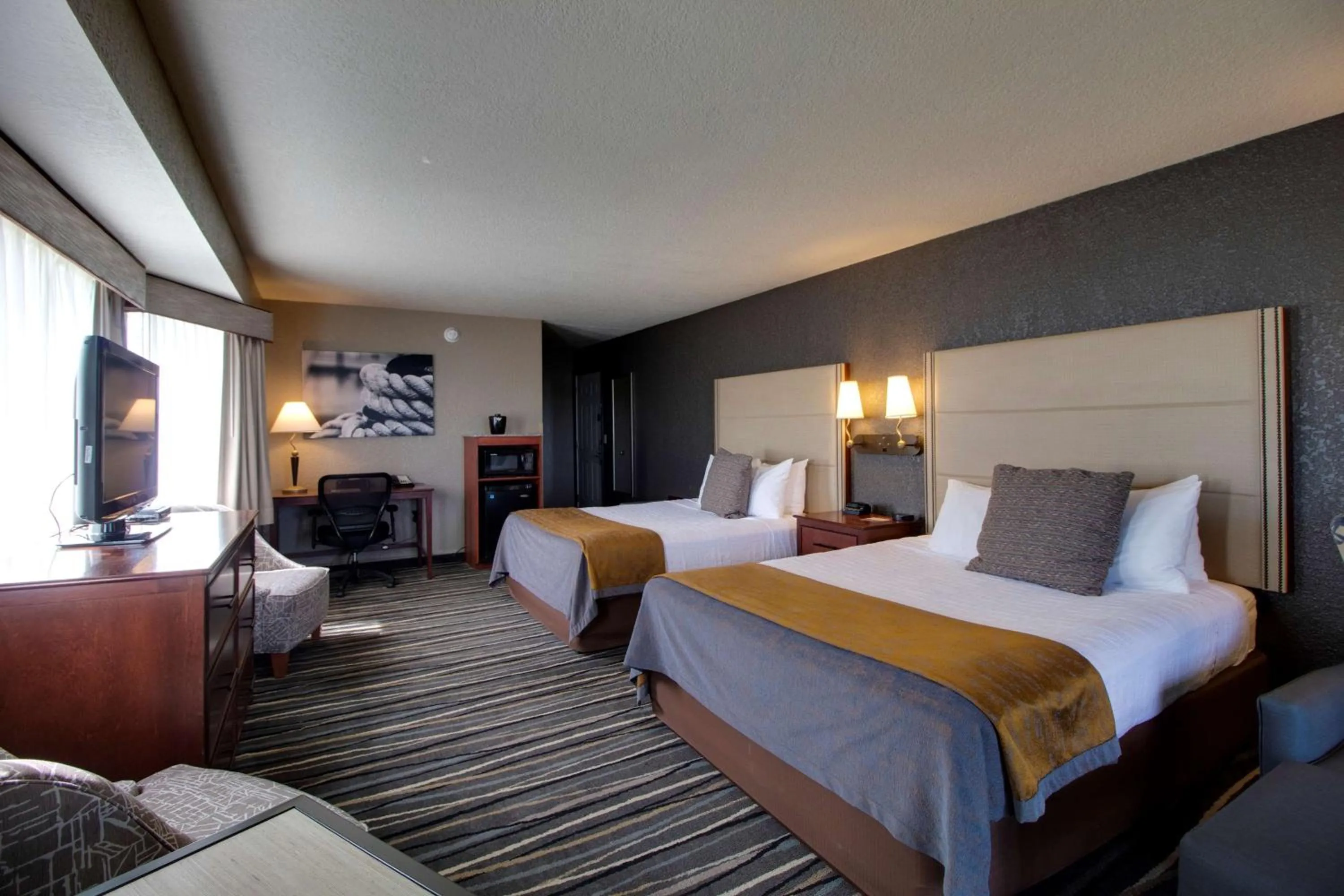 Two Queen Beds with Balcony - Lake View in Best Western Harbour Pointe Lakefront