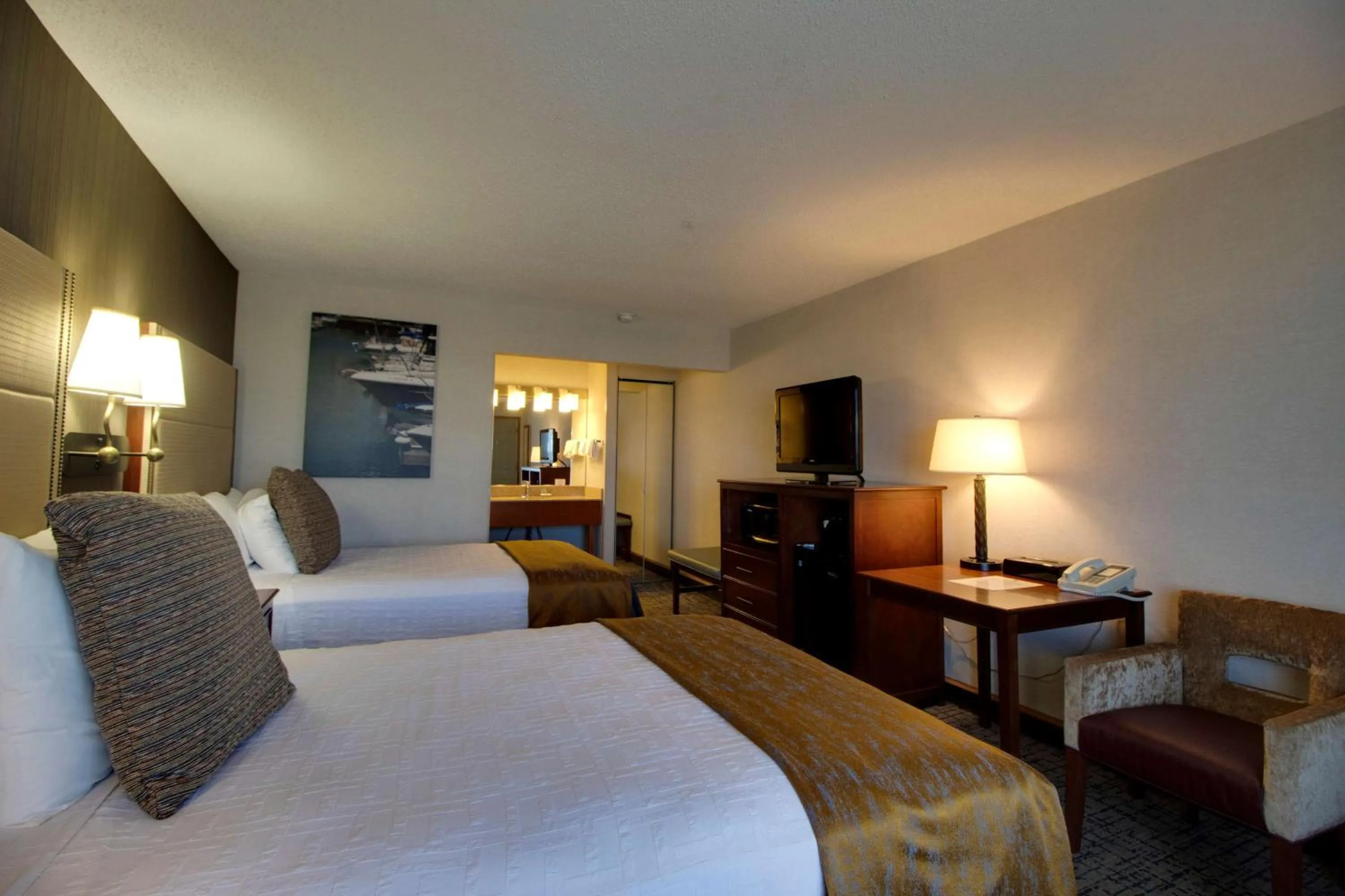 Two-Bedroom Apartment with One King and Two Double Beds - Lake View in Best Western Harbour Pointe Lakefront