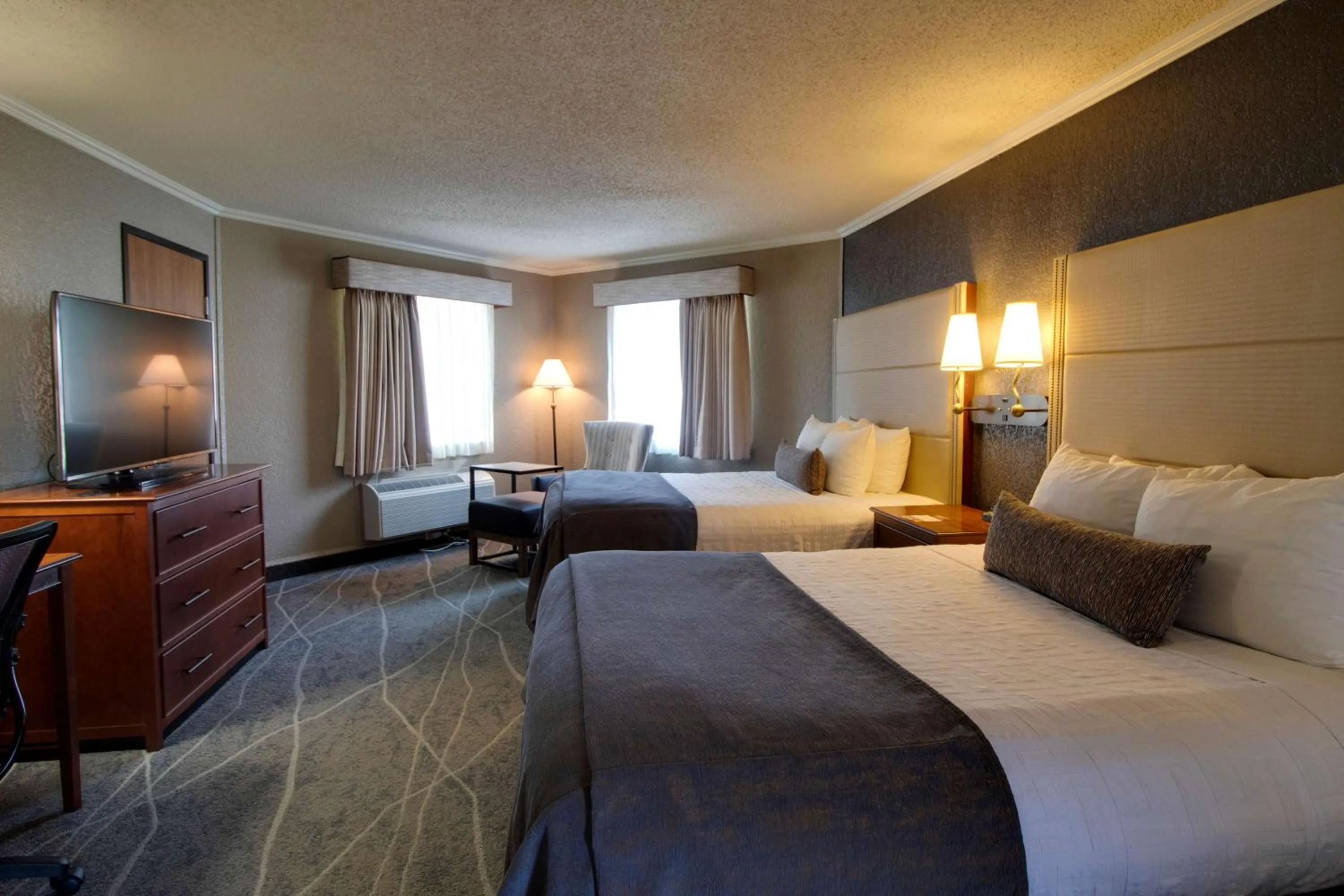 Two Queen Beds with Balcony - Partial Lake View in Best Western Harbour Pointe Lakefront