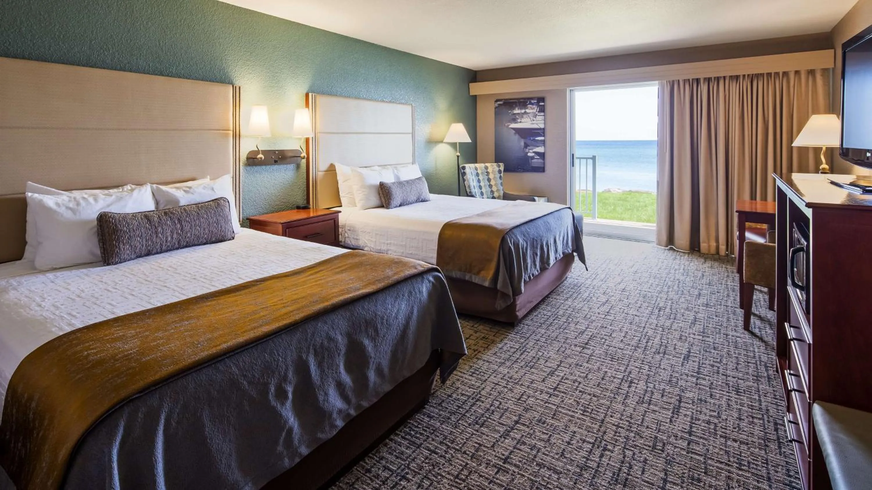 Three-Bedroom Apartment with Four Queen Beds and Balcony in Best Western Harbour Pointe Lakefront