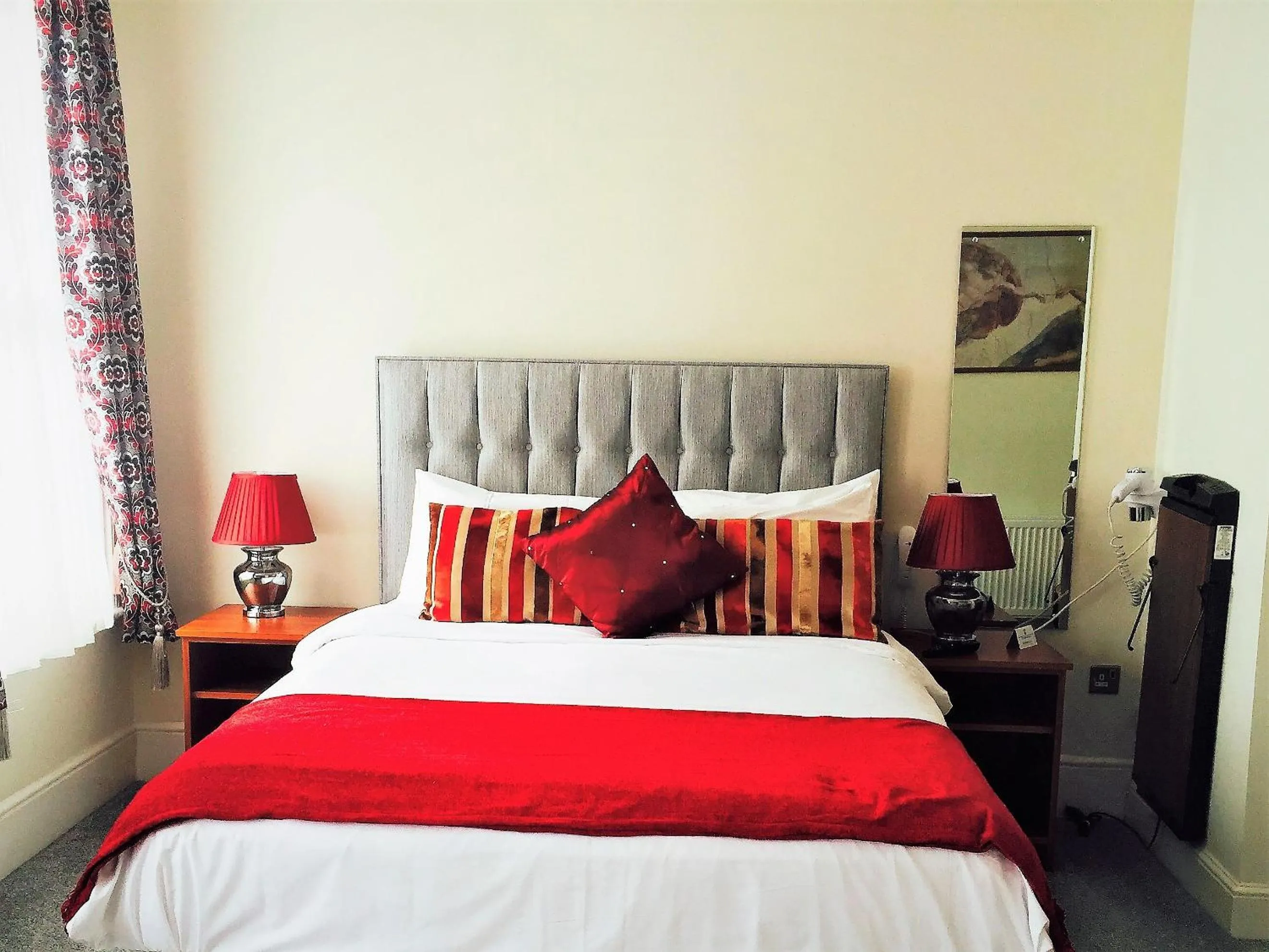 Luxury Double En Suite in Ilfracombe House Hotel - near Cliffs Pavilion