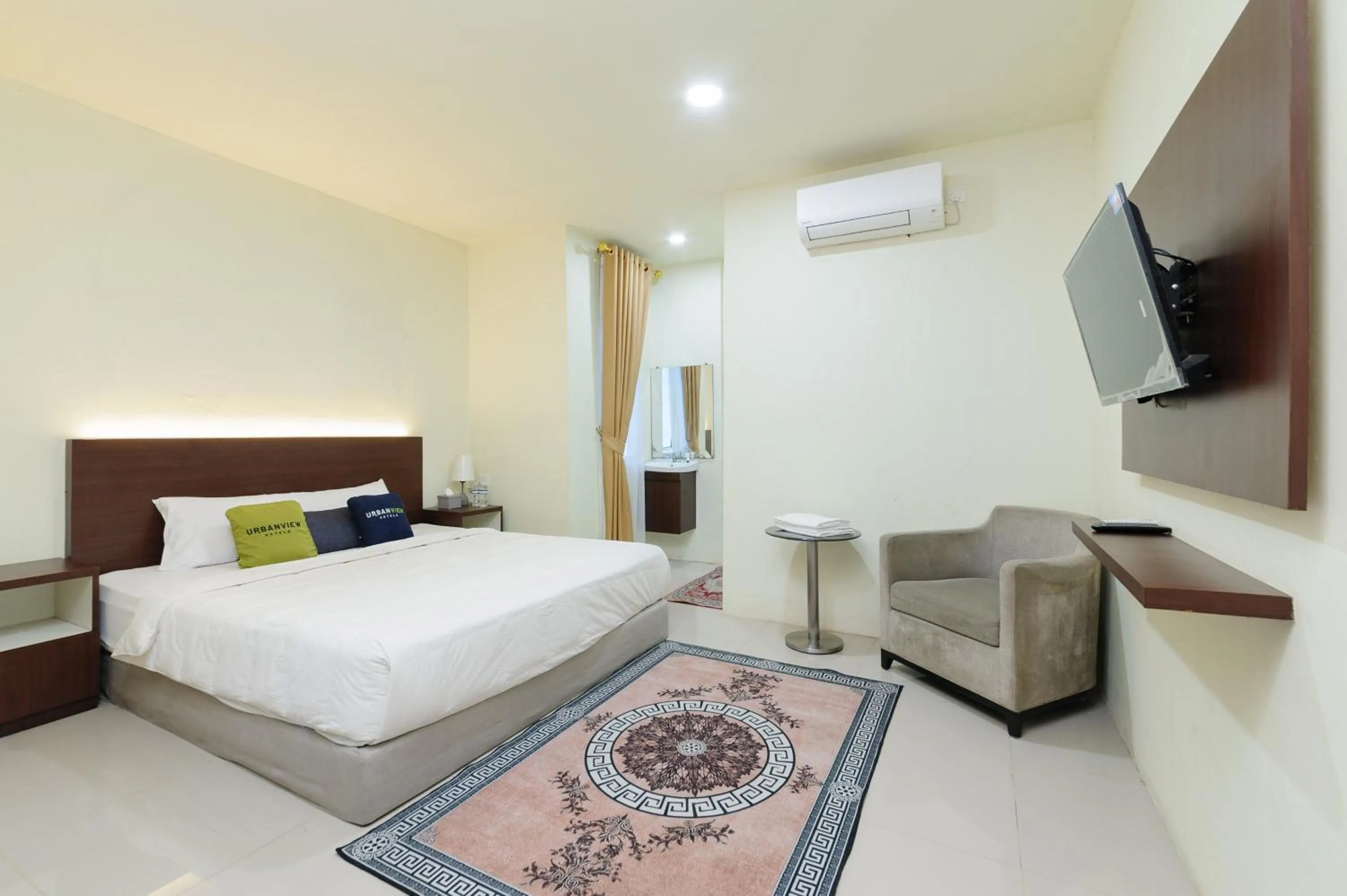 Deluxe Room in Urbanview Hotel Kansa near Harbour Bay Batam by RedDoorz