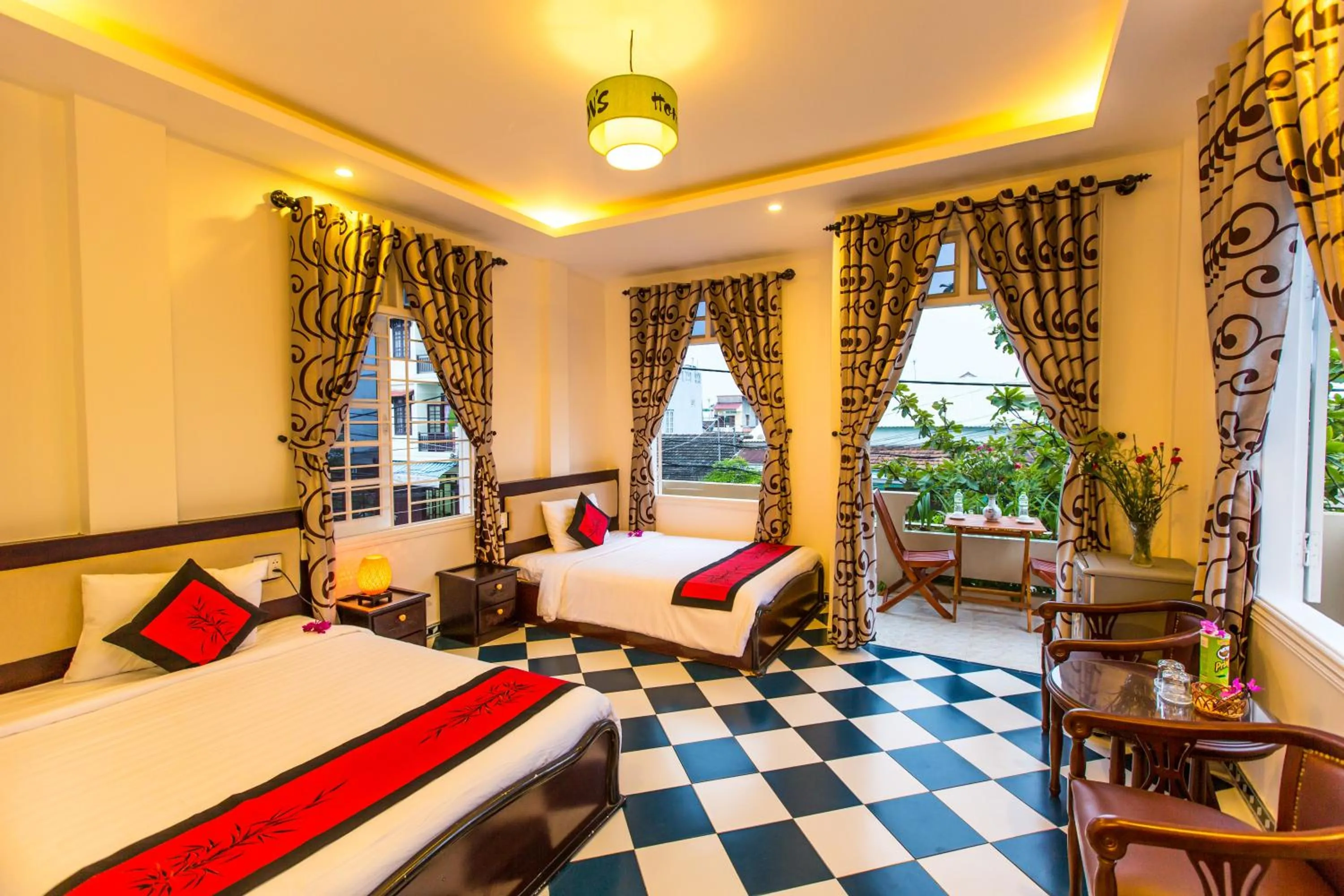 Family Room with Balcony in Moon's Homestay