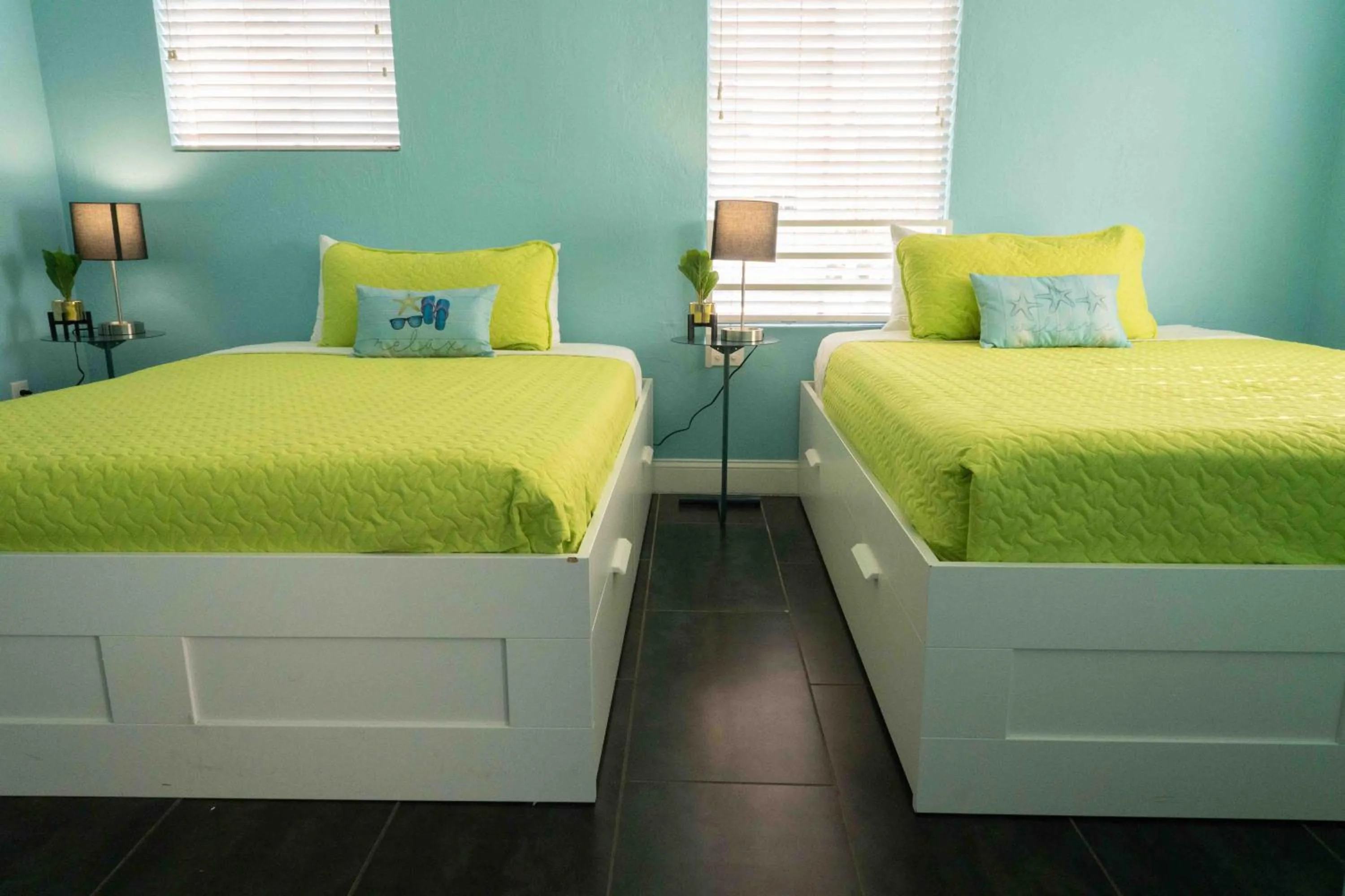 Queen Room with Two Queen Beds in Beds n' Drinks