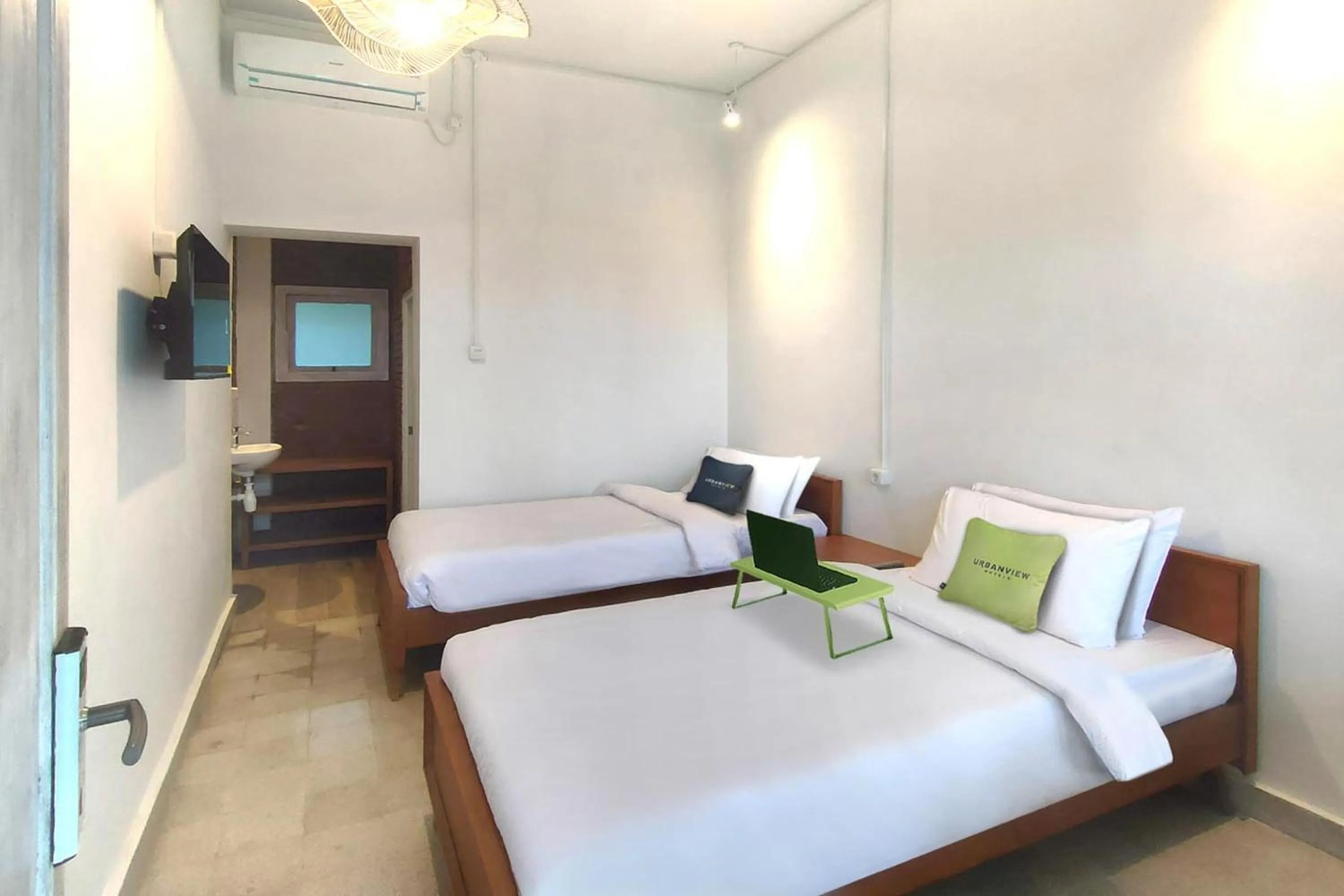 Superior Twin Room in Urbanview Wisma Nirwana Tretes near Cimory Prigen