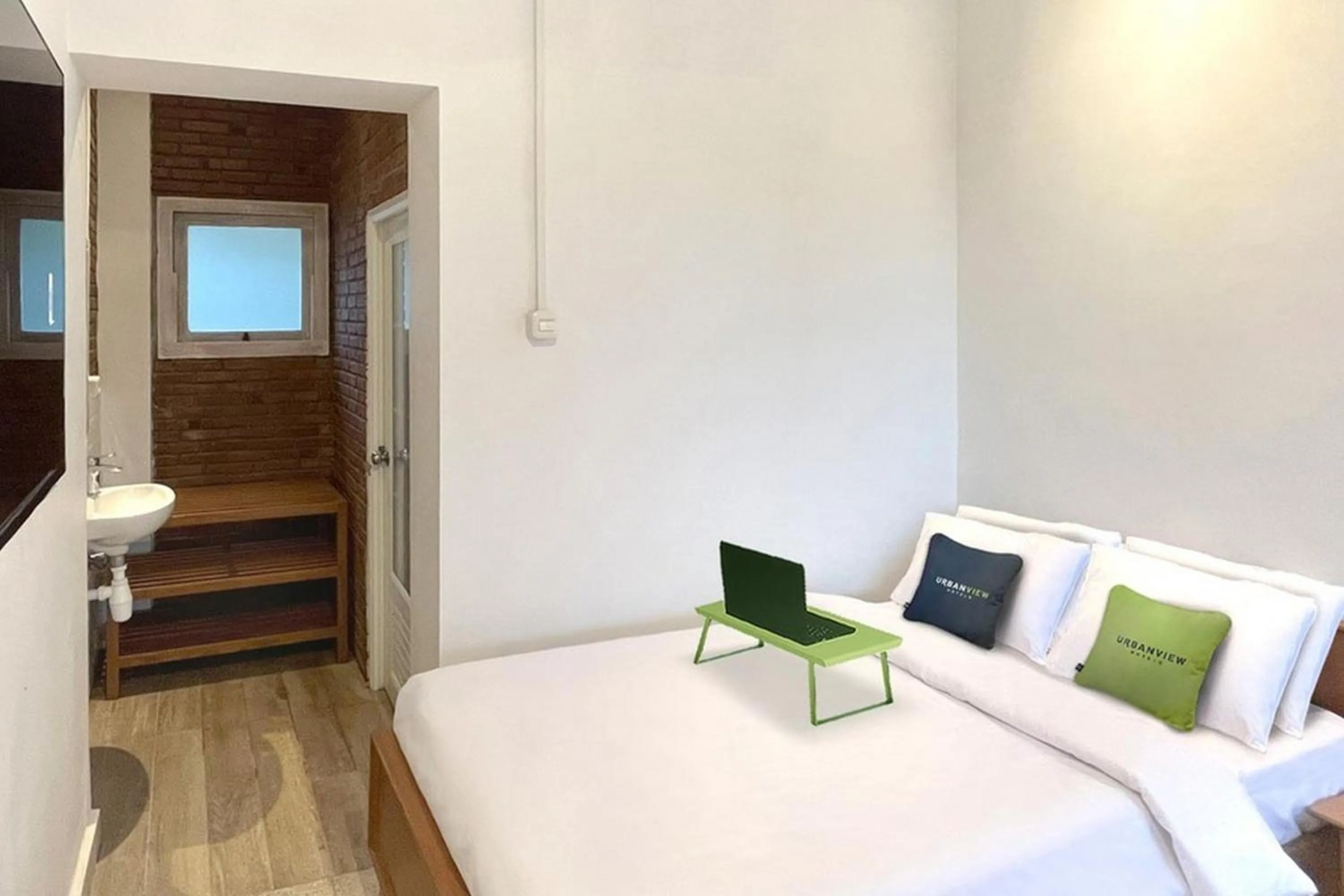 Superior Queen Room in Urbanview Wisma Nirwana Tretes near Cimory Prigen