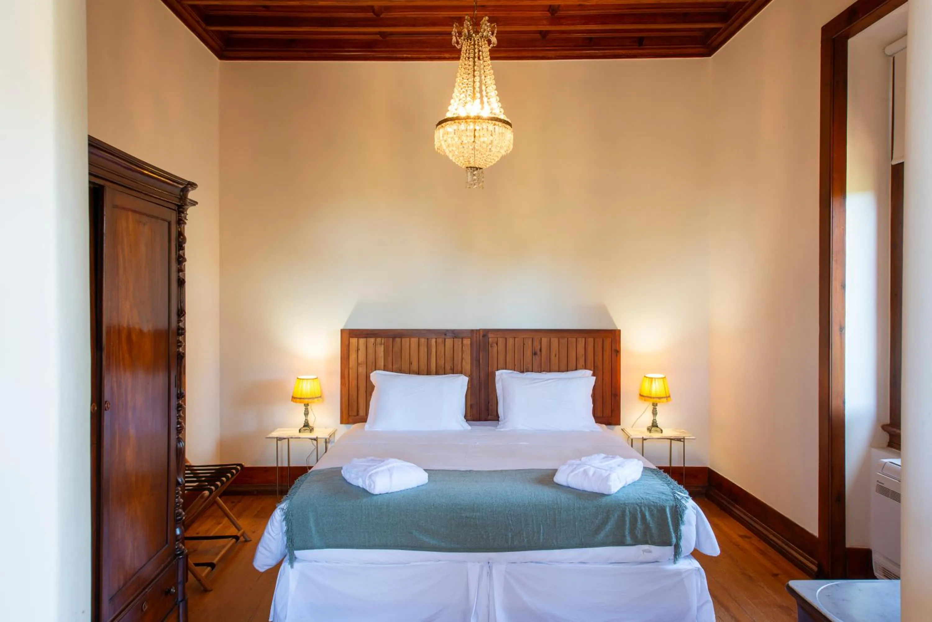 Superior Queen Suite with Garden View in Chalet Ficalho