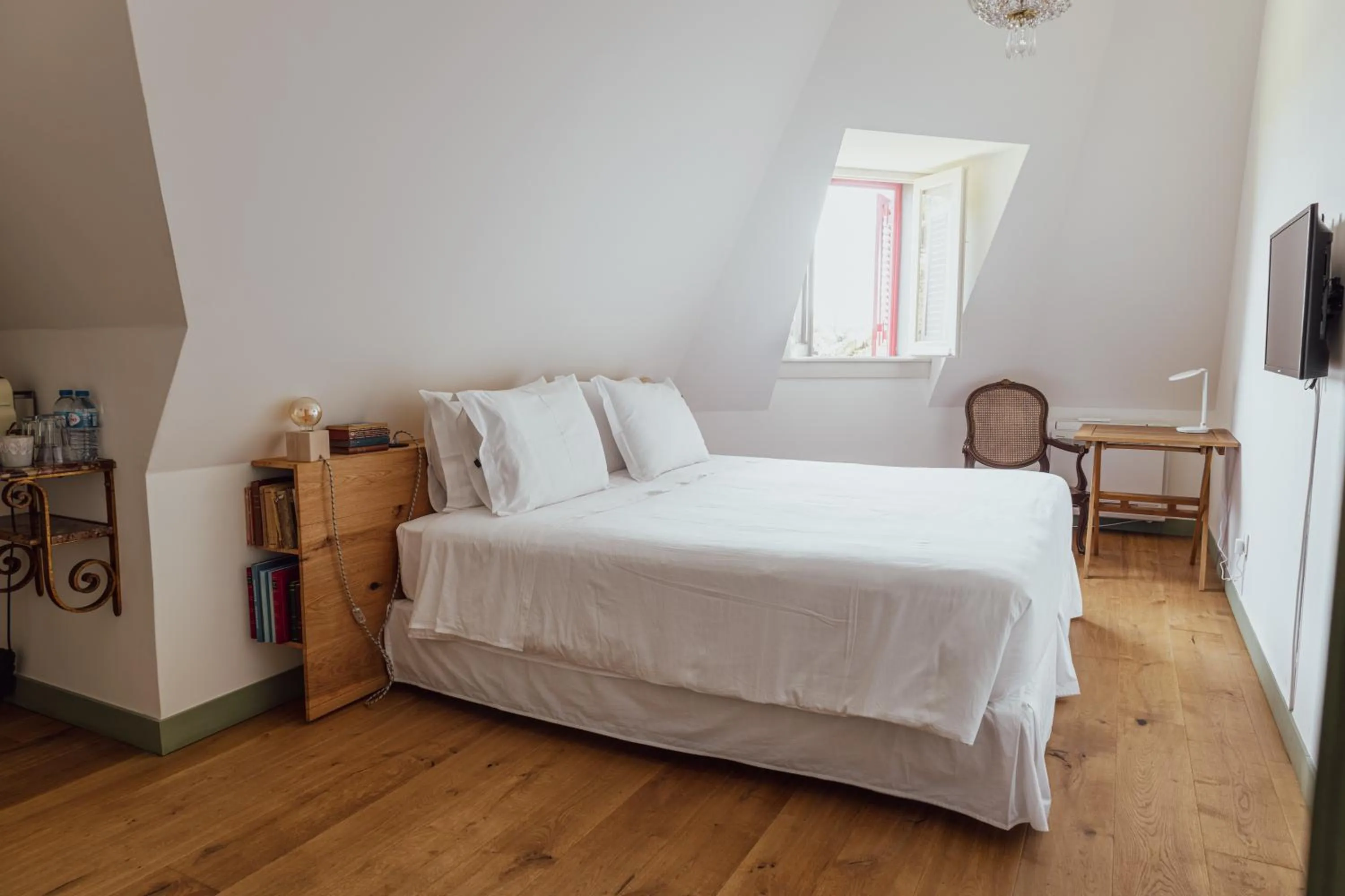 Cozy Double Room with Garden View in Chalet Ficalho