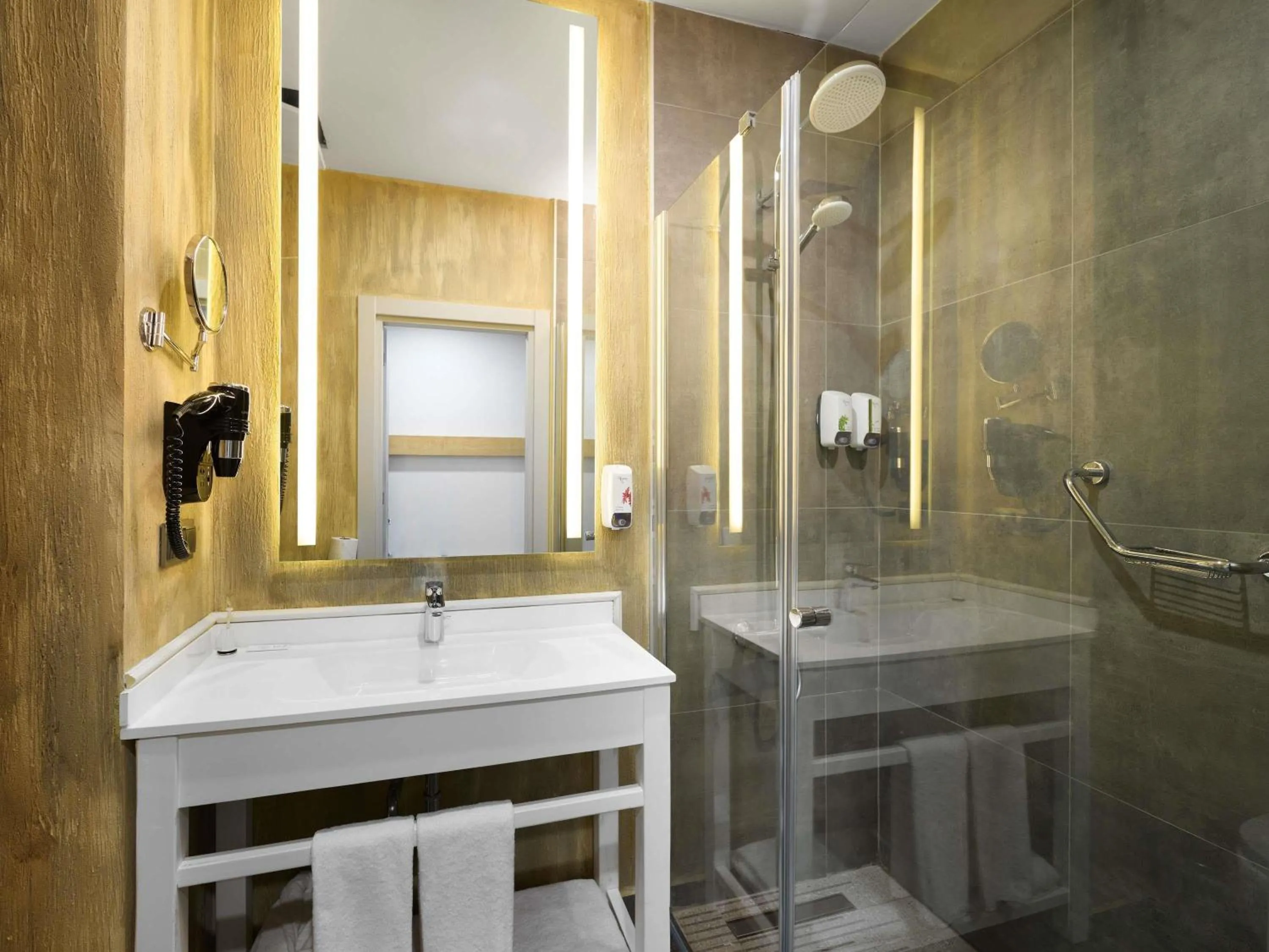 Deluxe King Room in Ibis Istanbul Airport