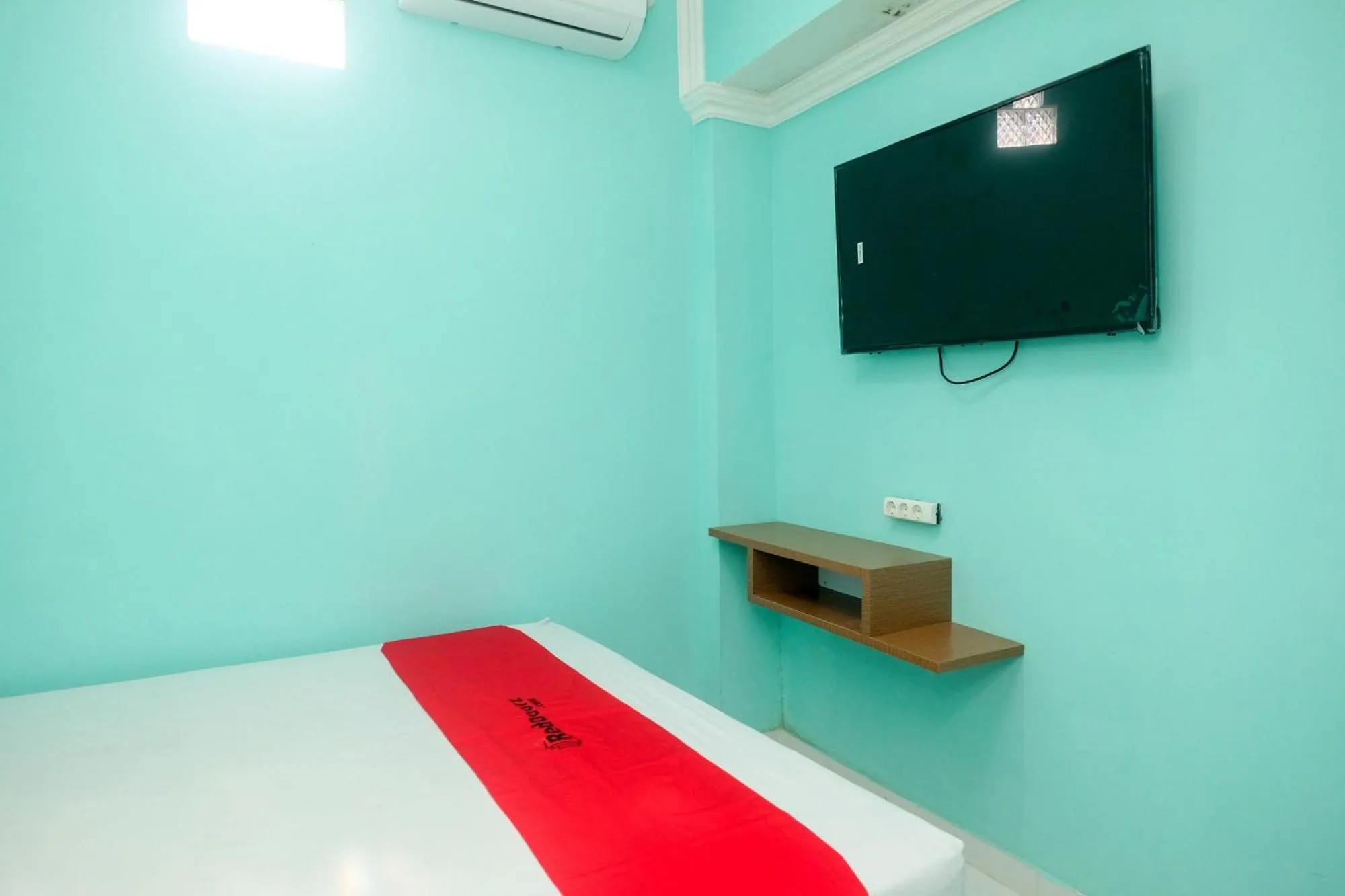 Standard Queen Room in RedDoorz @ Jakal Atas KM 7
