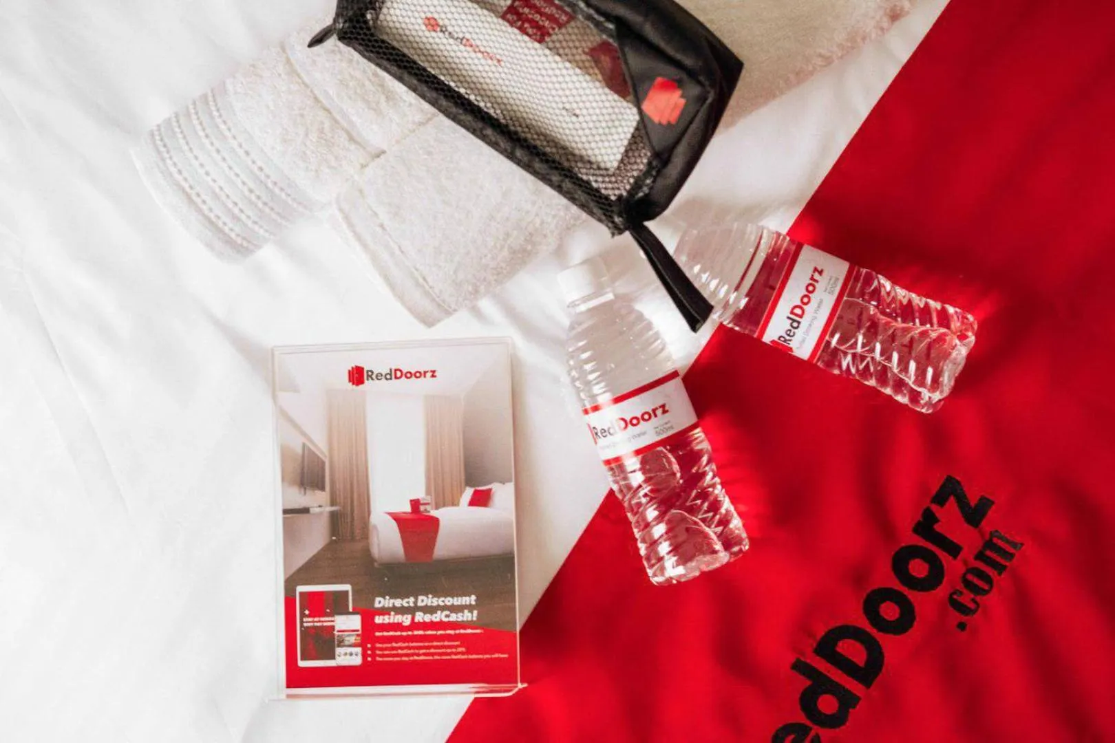 Deluxe Double Room in RedDoorz Syariah @ Jatiwangi Guest House 2 Cafe & Resto