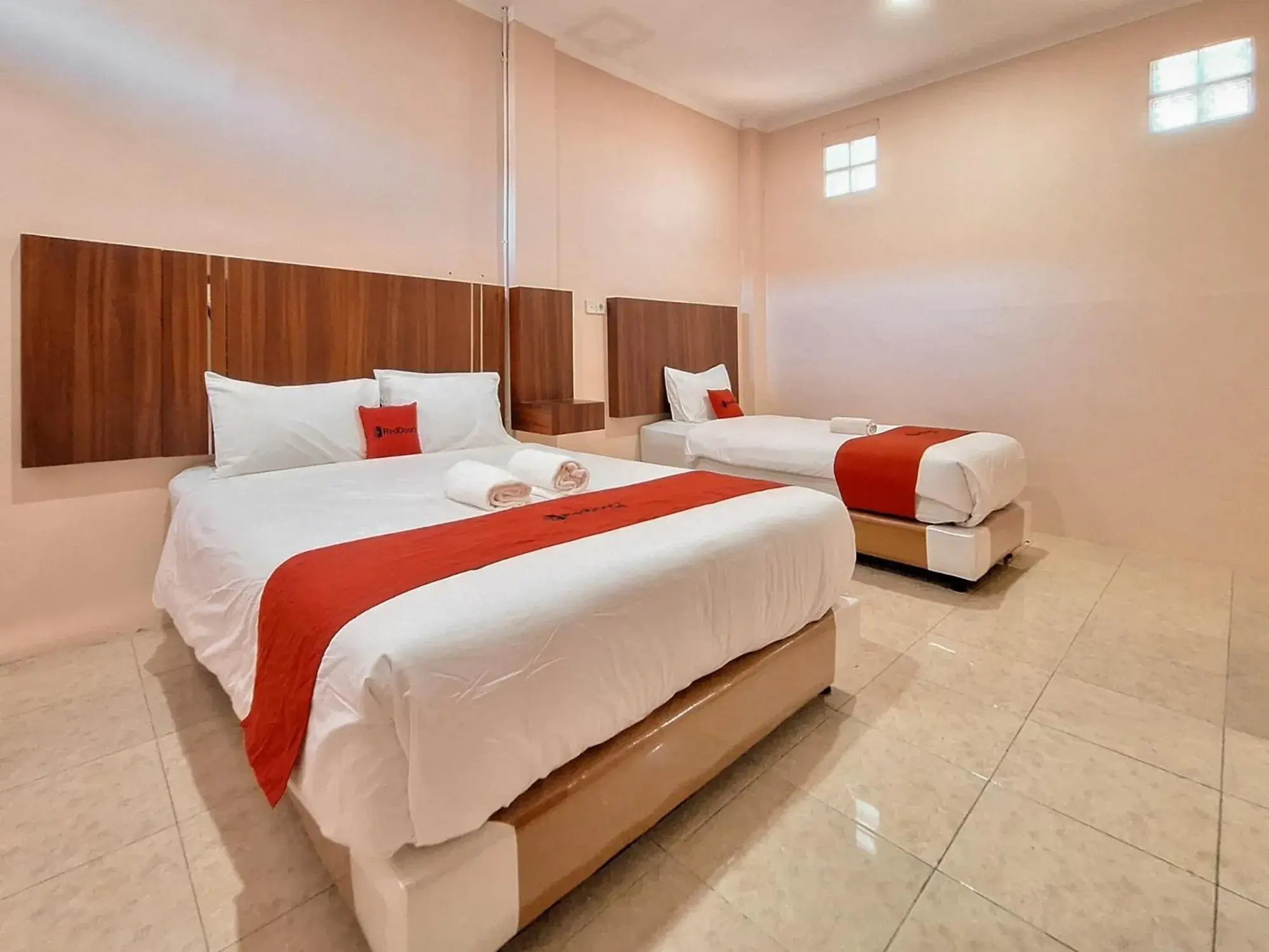 RedDoorz Syariah near Pasar Raya Padang RedDoorz Syariah near Pasar Raya Padang