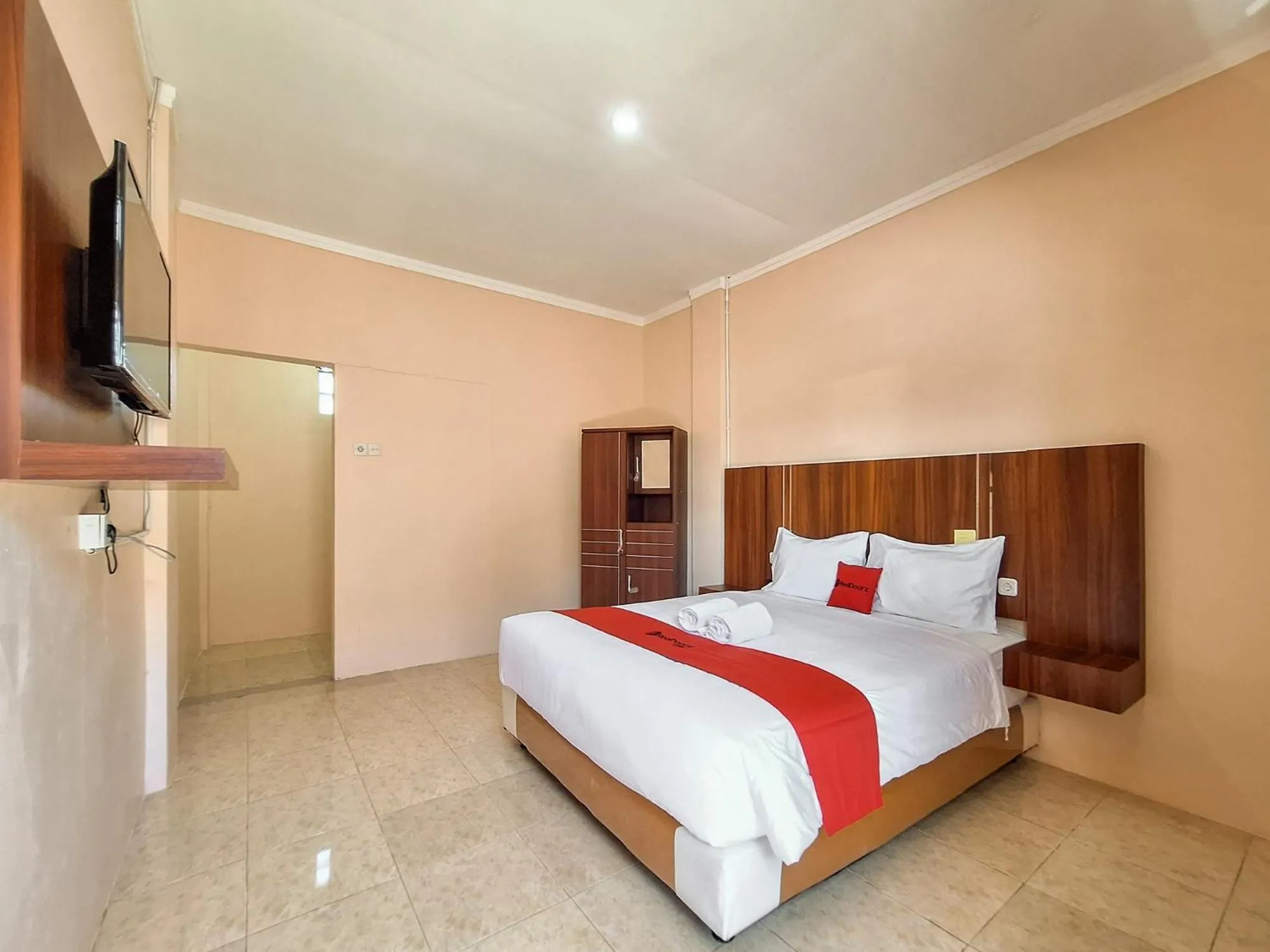 Family Room in RedDoorz Syariah near Pasar Raya Padang