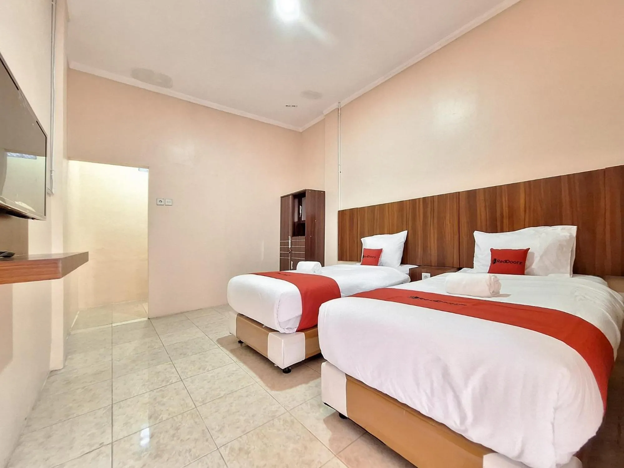 Twin Room in RedDoorz Syariah near Pasar Raya Padang