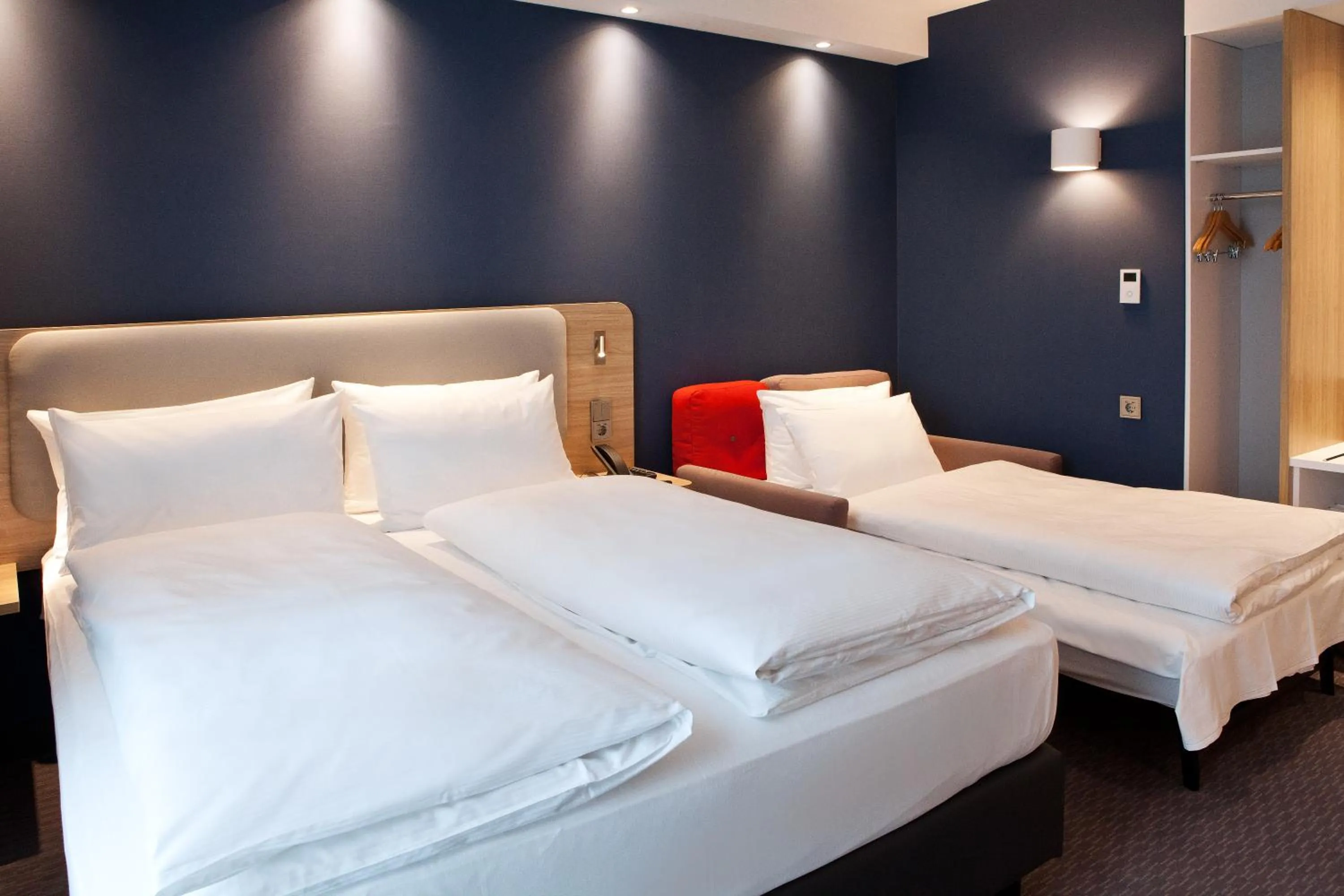 Standard Queen Room with Sofa Bed - Non-Smoking in Holiday Inn Express Bochum by IHG