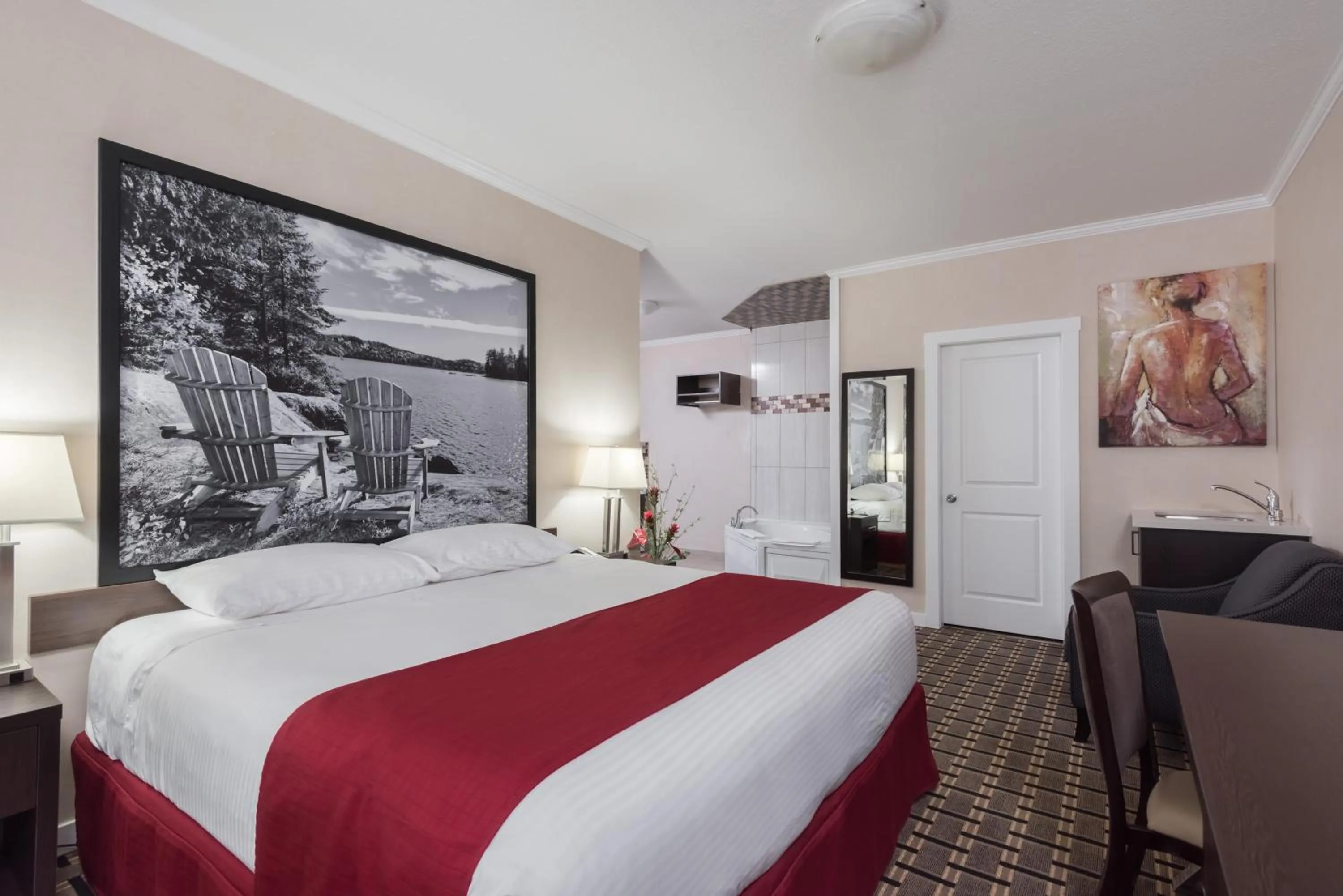 King Suite - Non-Smoking in Super 8 by Wyndham Watrous