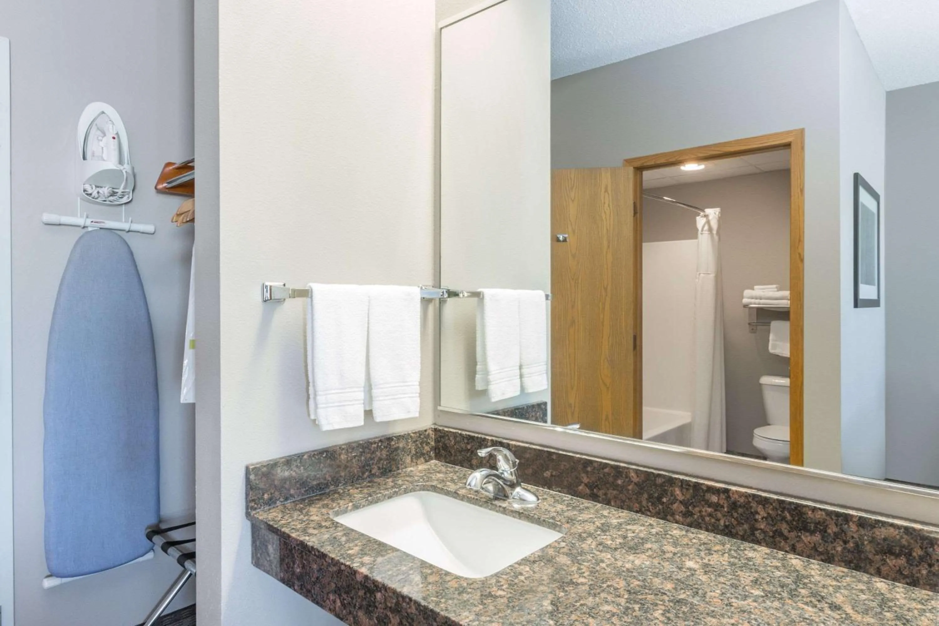 Queen Room - Disability Access/Non-Smoking in Super 8 by Wyndham Carroll/East