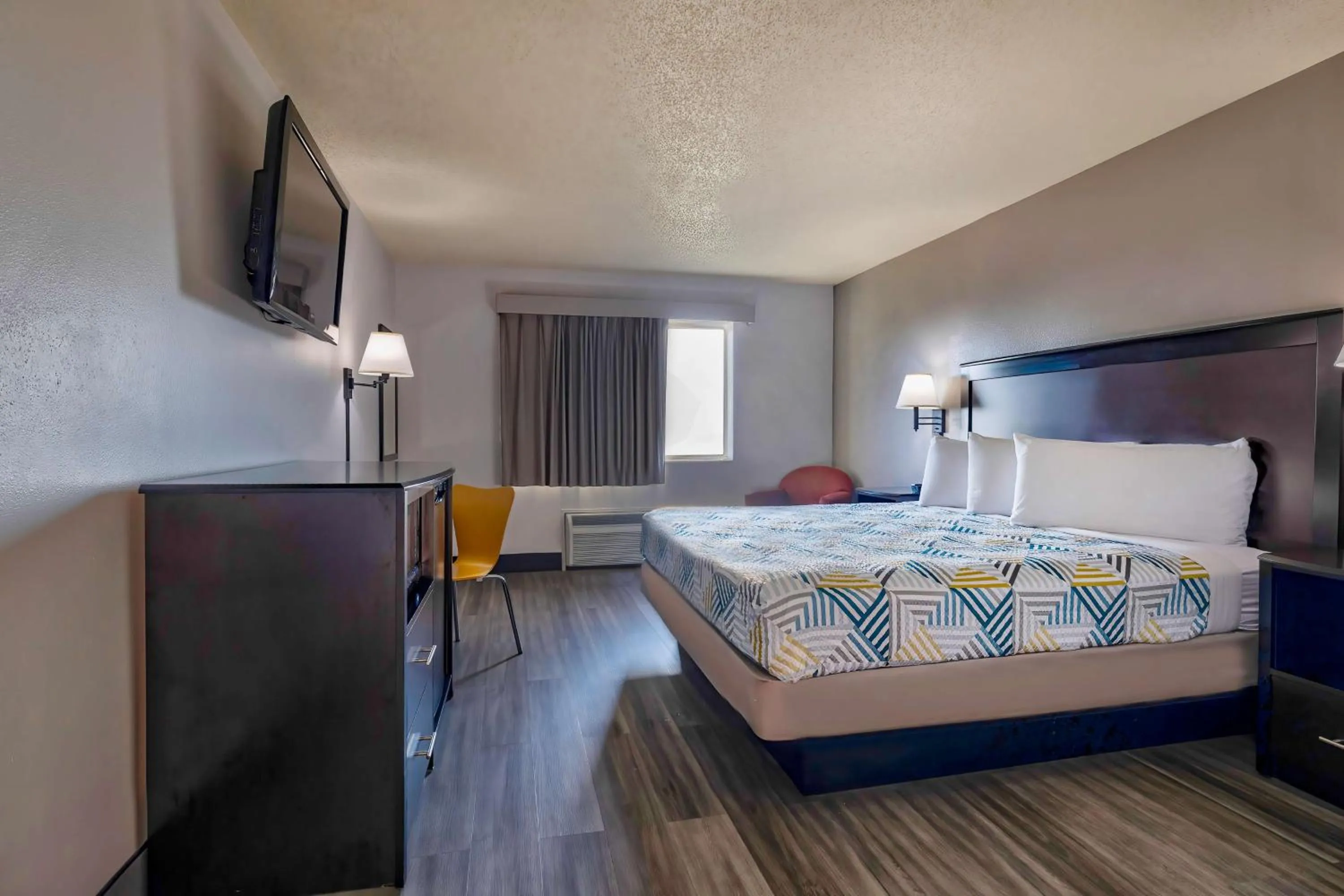 Deluxe King Room - Non-Smoking in Motel 6 Stuart, IA