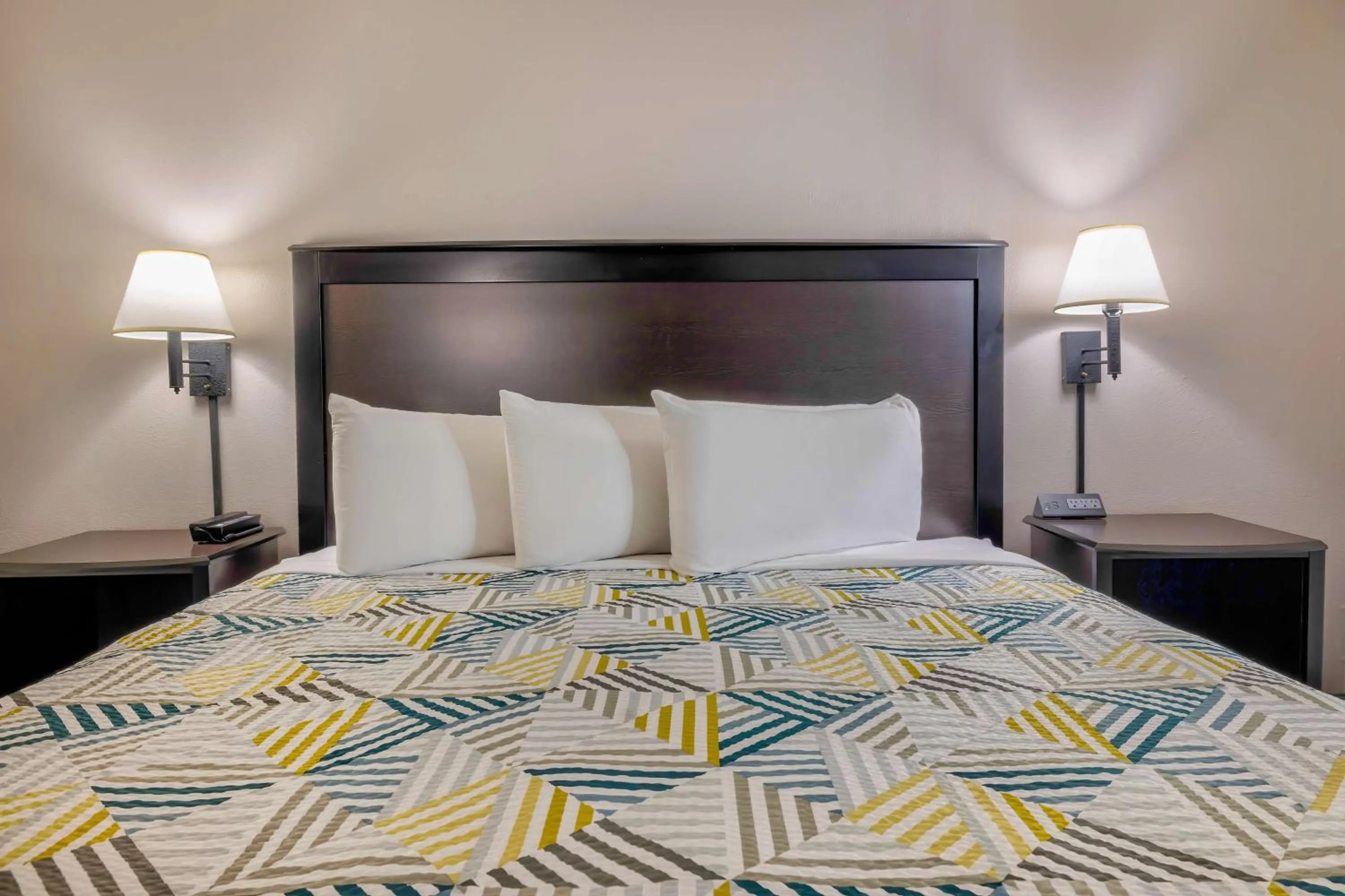 Queen Suite - single occupancy - Non-Smoking in Motel 6 Stuart, IA