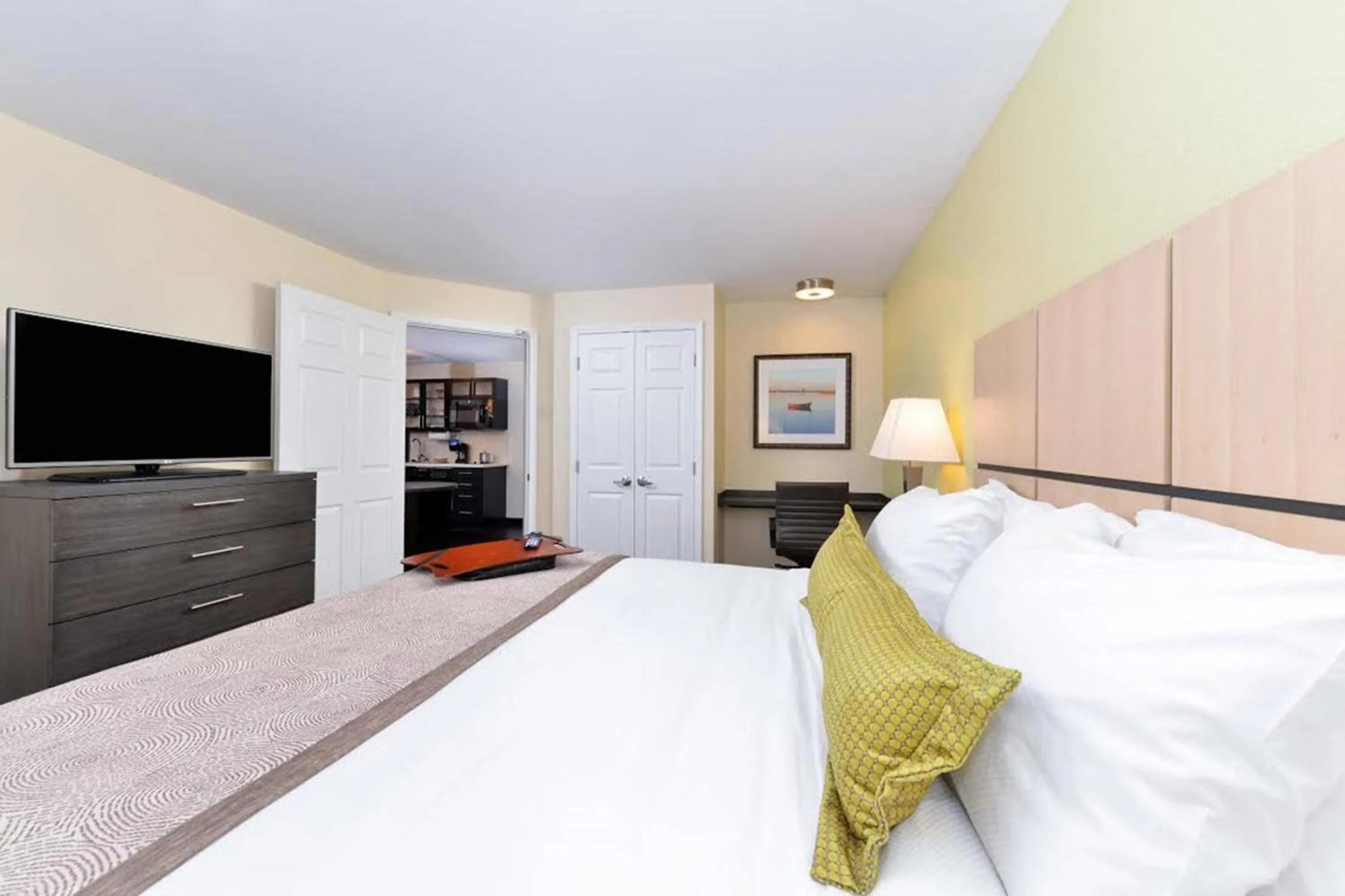One-Bedroom Queen Suite - Disability Access Tub in Candlewood Suites Sayre by IHG