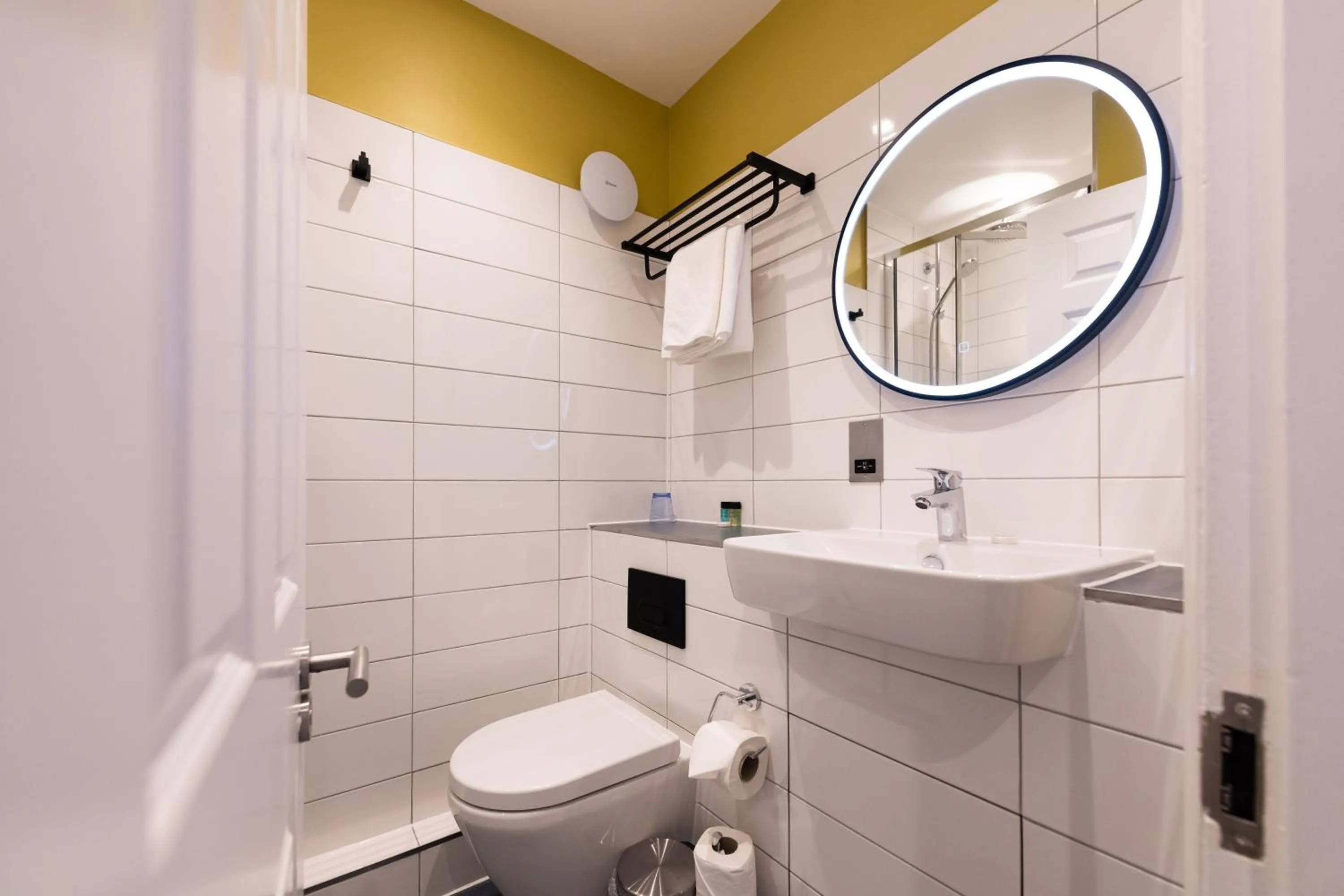 Single Room in Byron Hotel