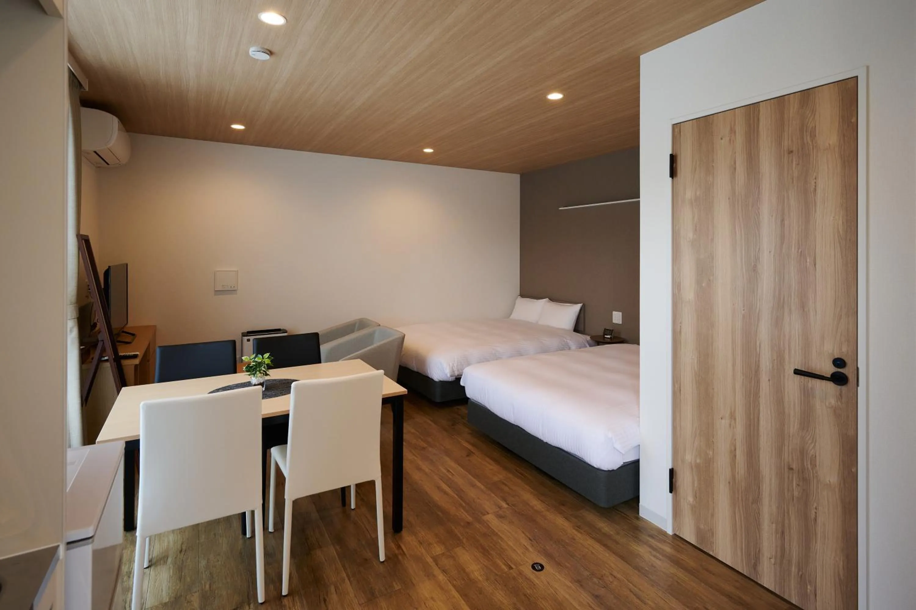 Deluxe Twin Room in HOTEL R9 The Yard Kasai