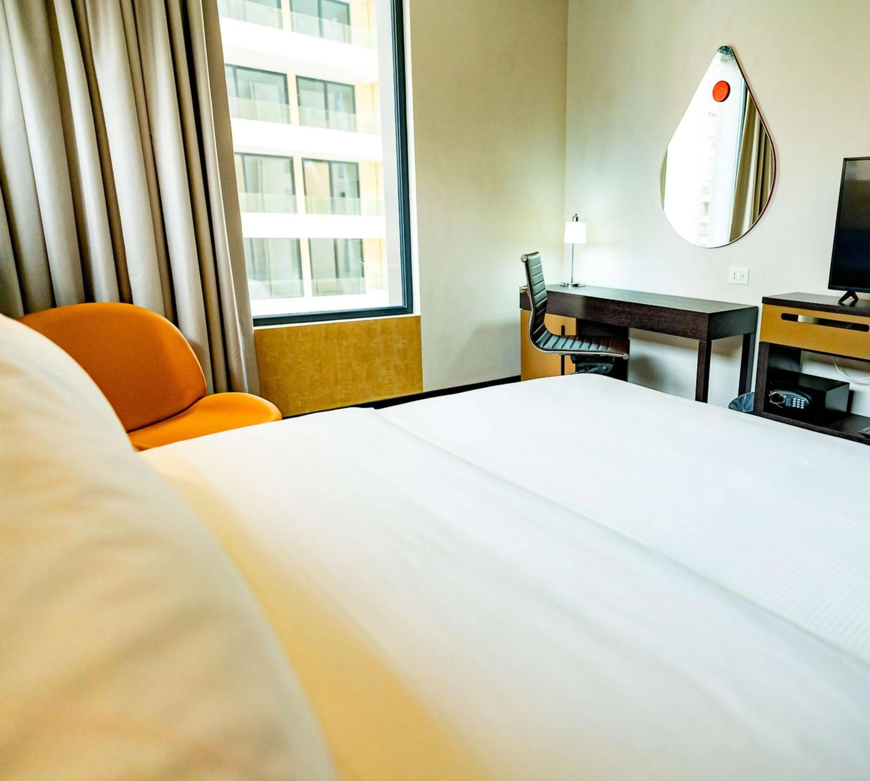 Queen Room with Roll-in Shower - Mobility Accessible in Hampton By Hilton Santiago Las Condes