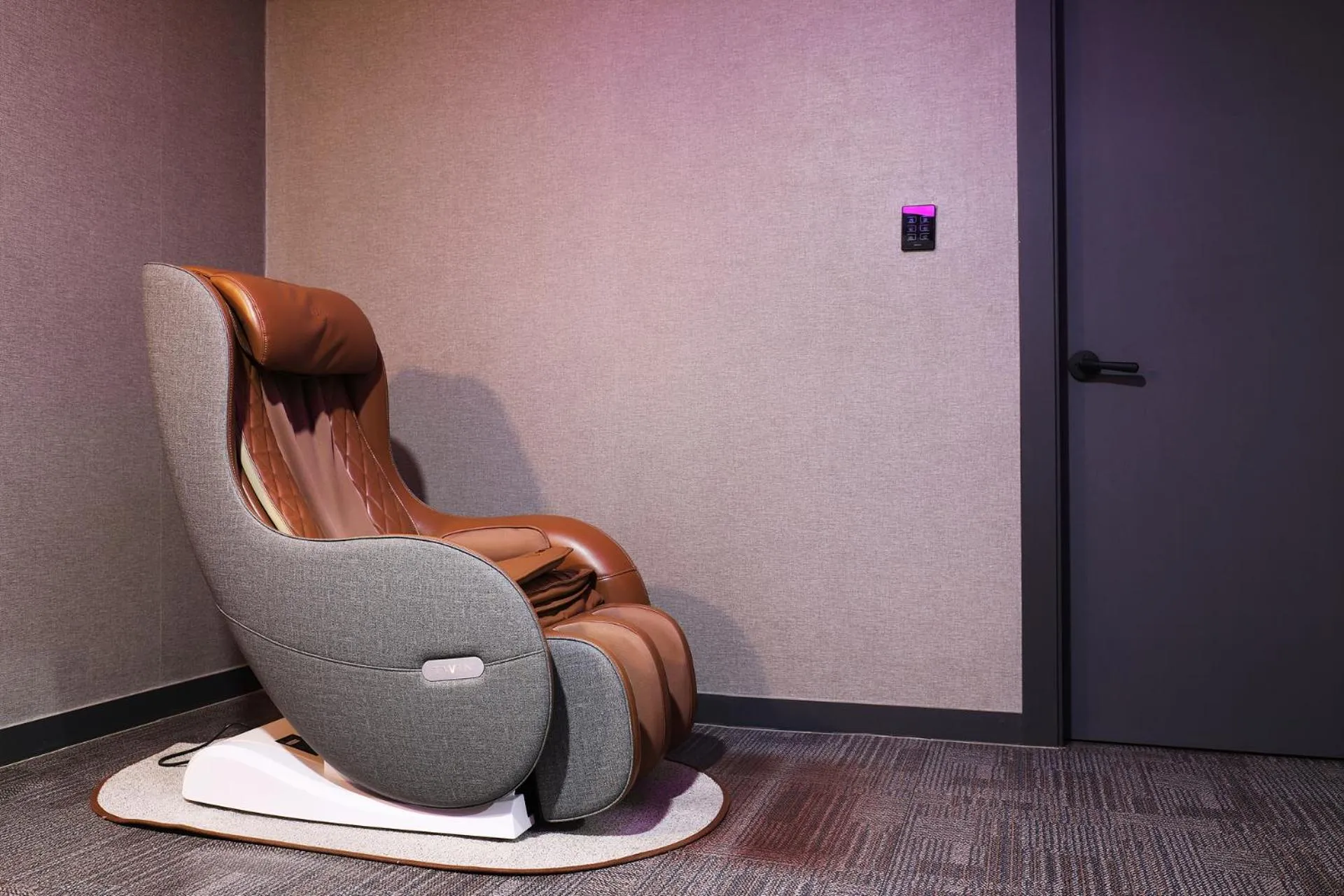 Deluxe King Room in Carlton Hotel