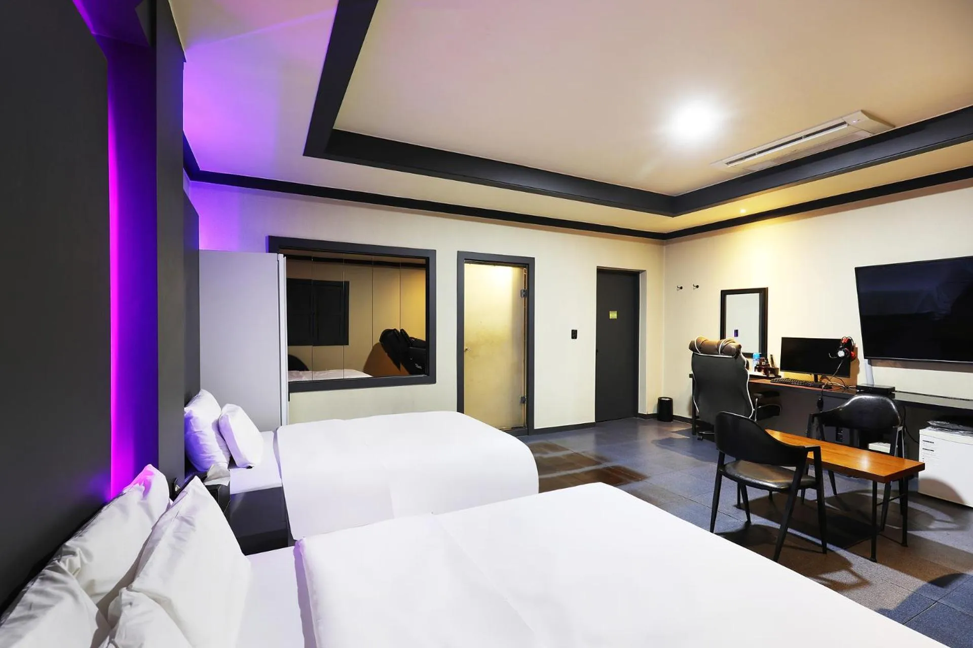 Luxury Quadruple Room in Carlton Hotel