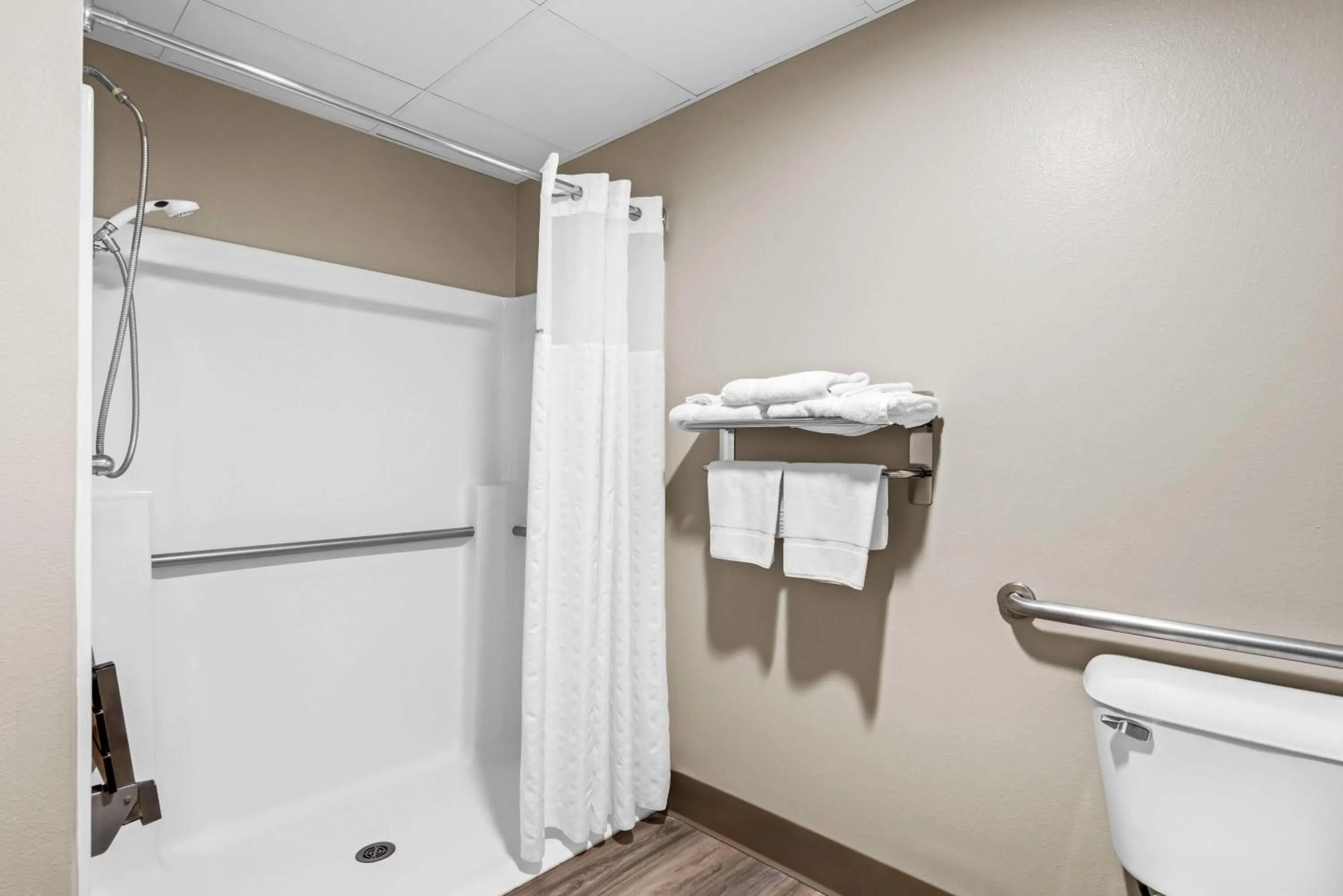 King Room - Disability Access - Non-Smoking in Days Inn by Wyndham Carroll