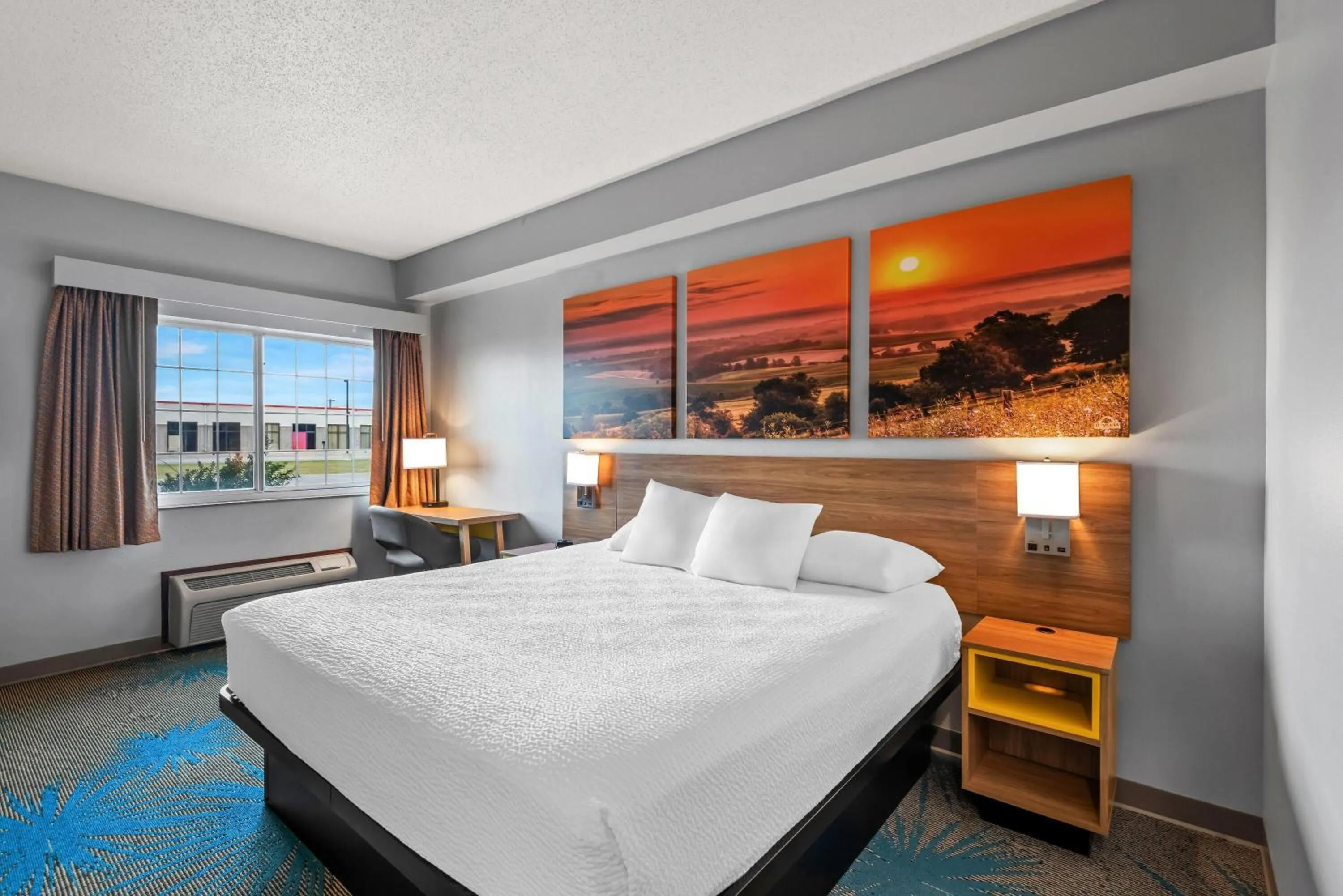 King Suite with Spa Bath- Non-Smoking in Days Inn by Wyndham Carroll