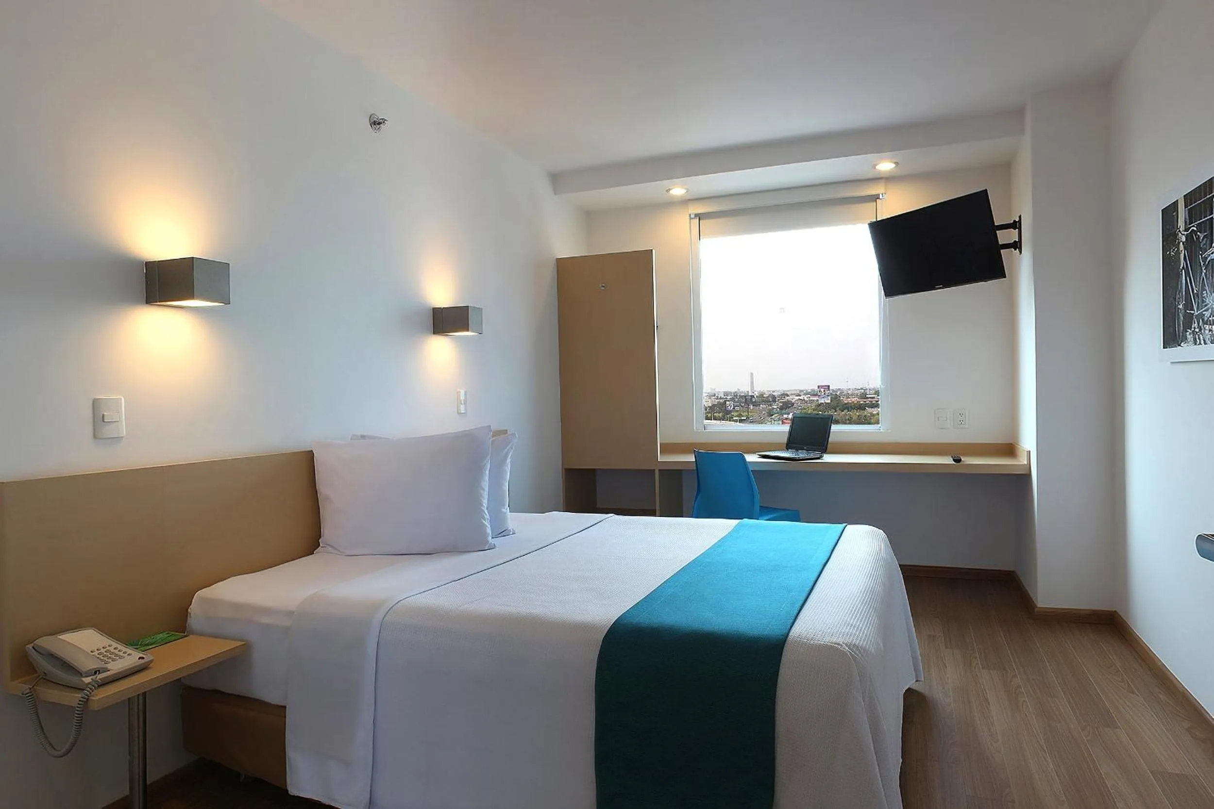 Superior Queen Room in One Guadalajara Tapatio