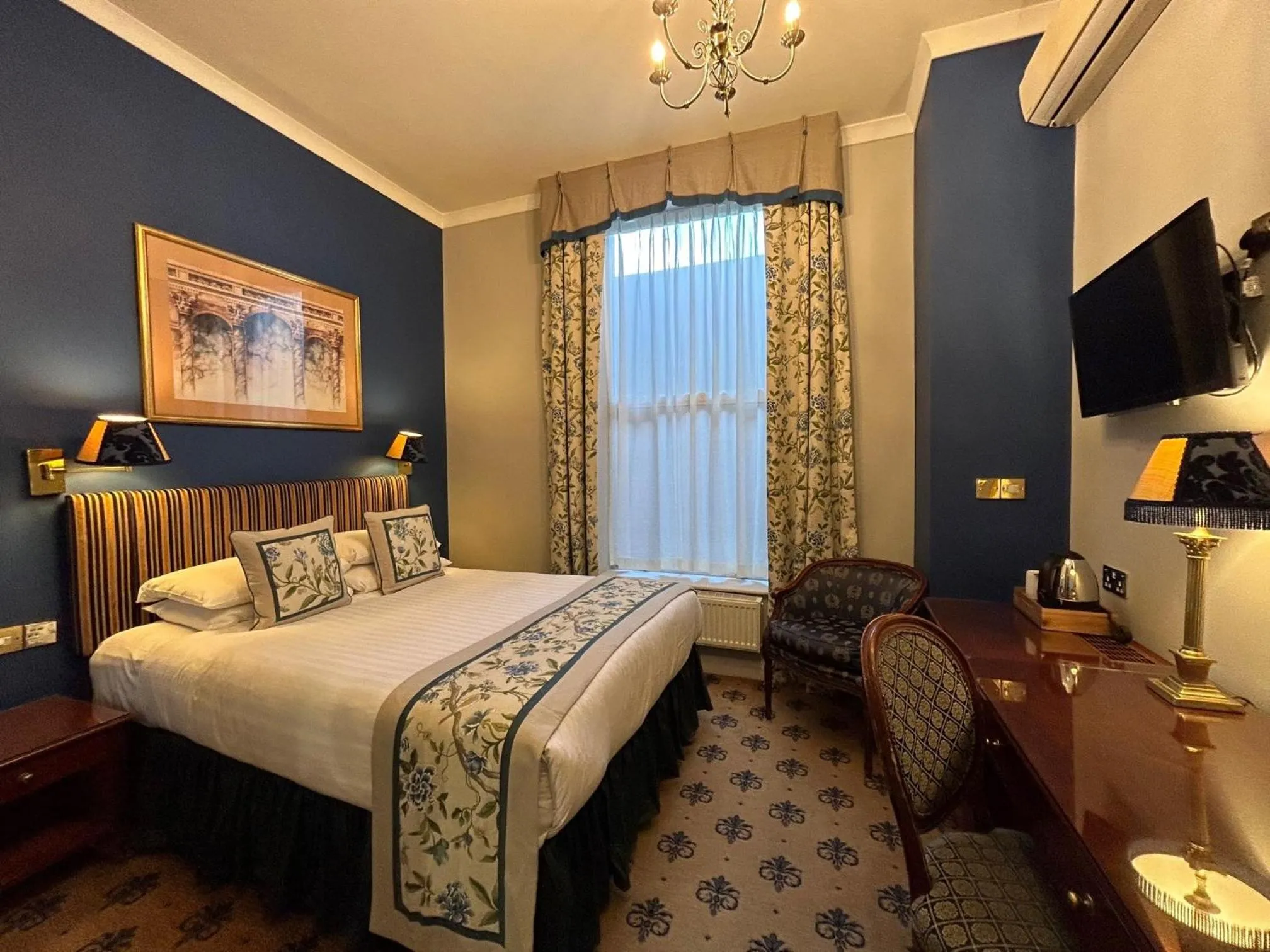 Superior Double Room in London Lodge Hotel