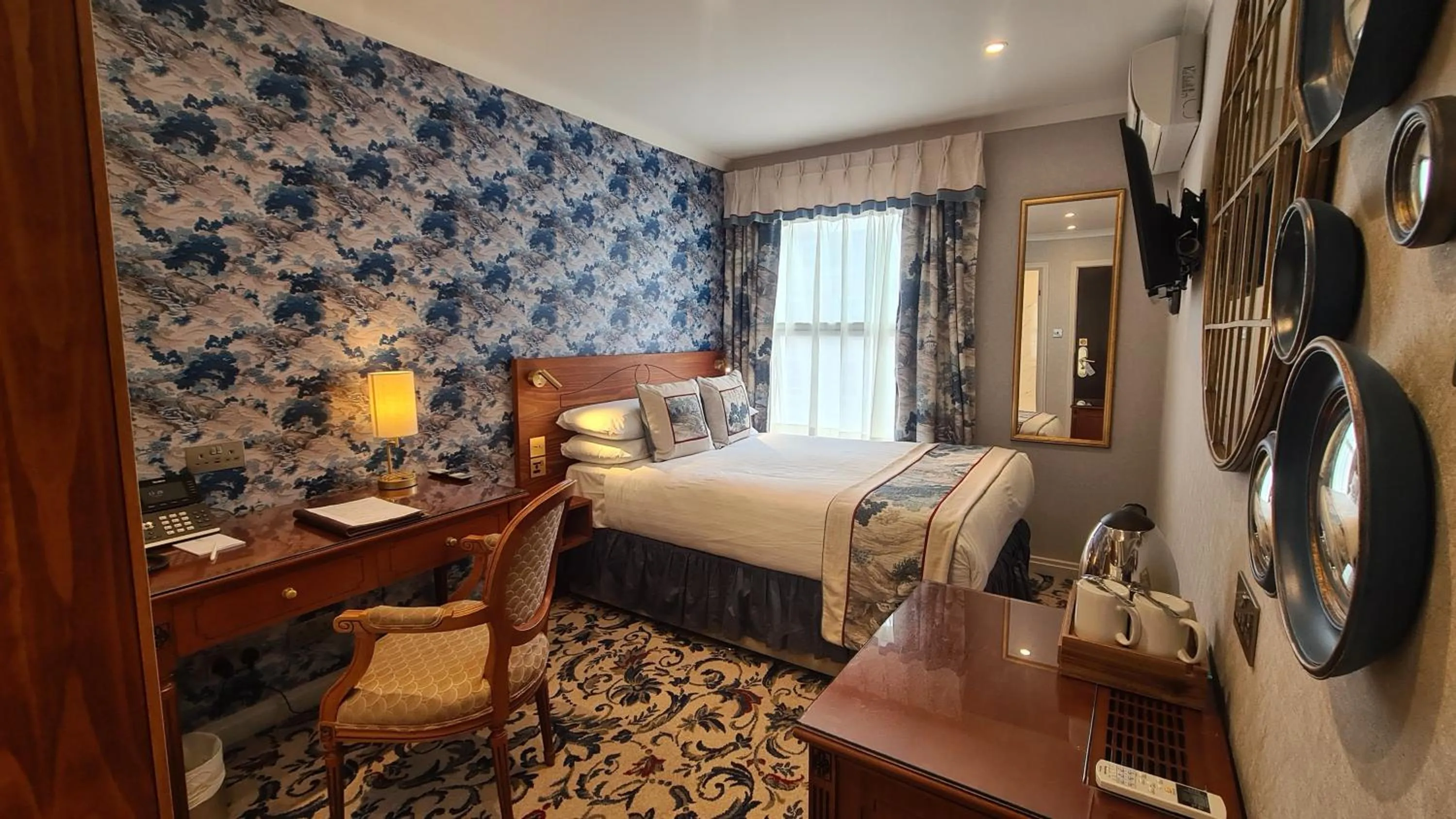 Petite Double Room in London Lodge Hotel
