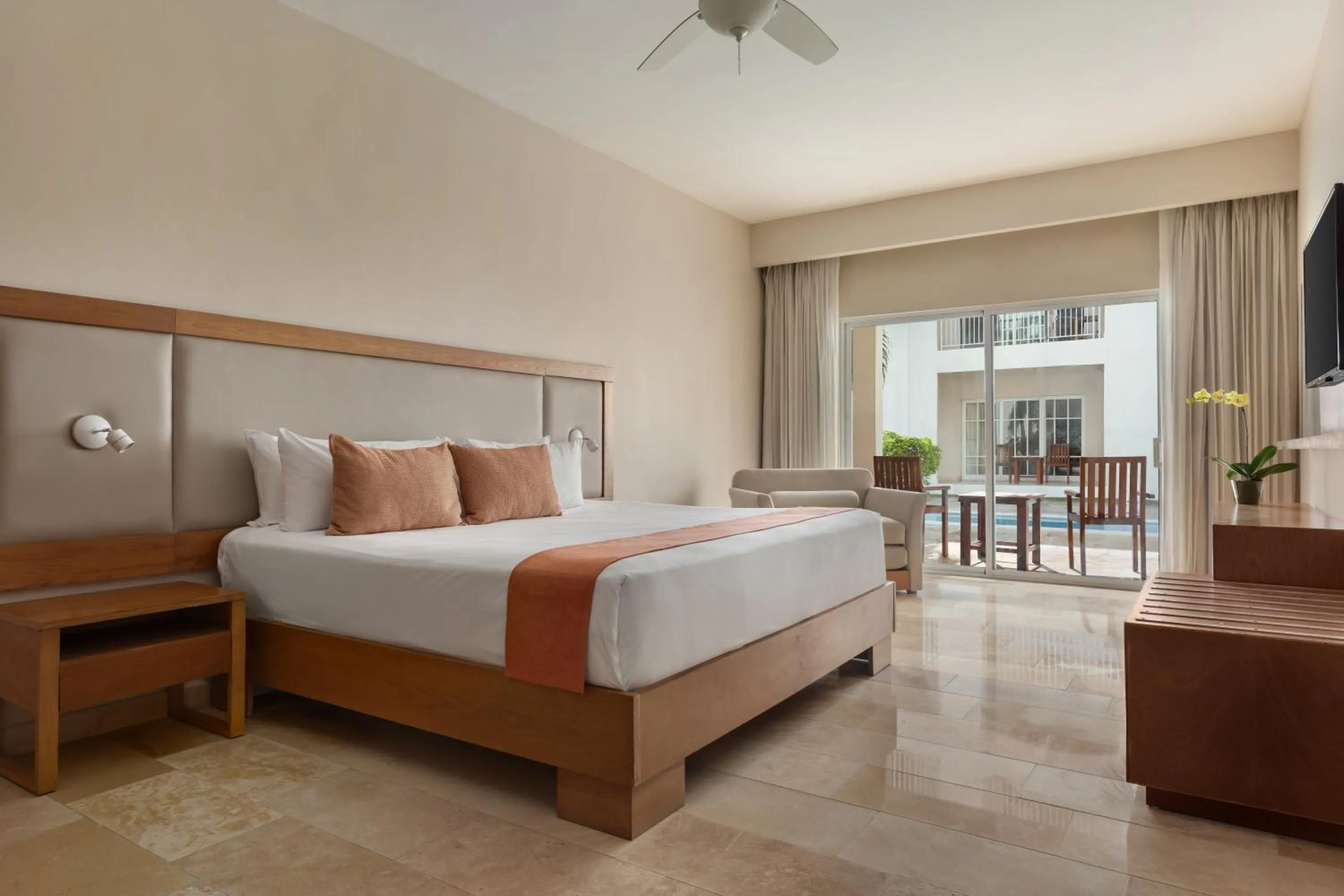 Deluxe Pool View King in Sunscape Coco Punta Cana - All Inclusive