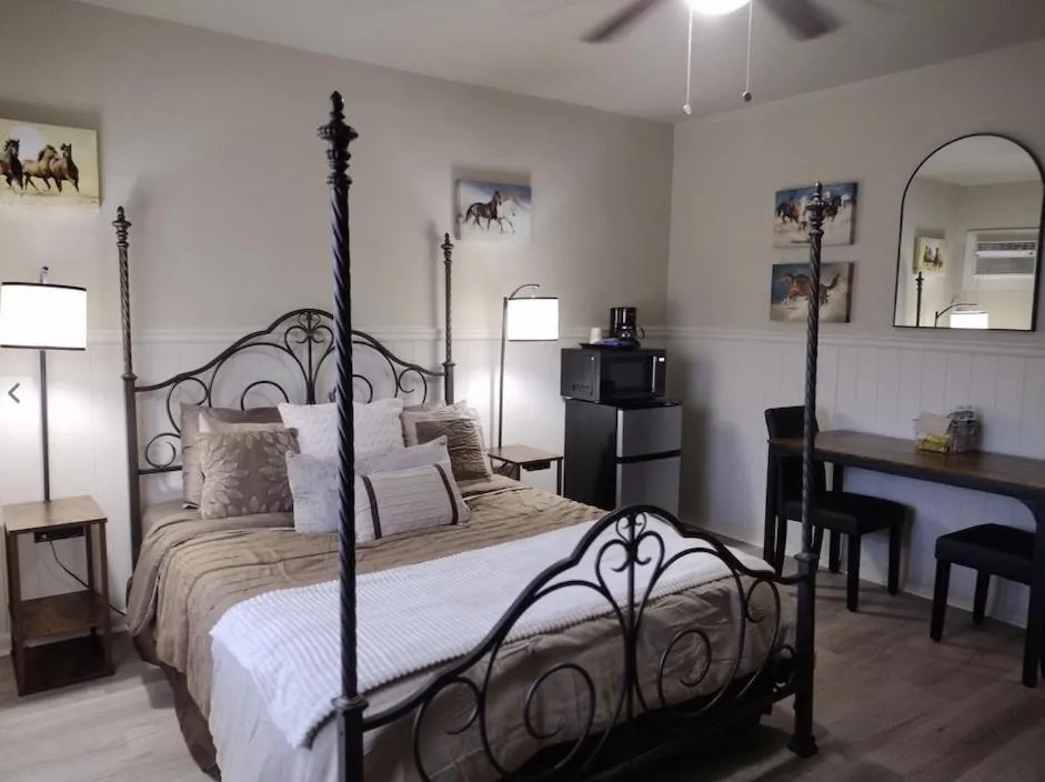 Deluxe Queen Room in Shamrock Cove Inn