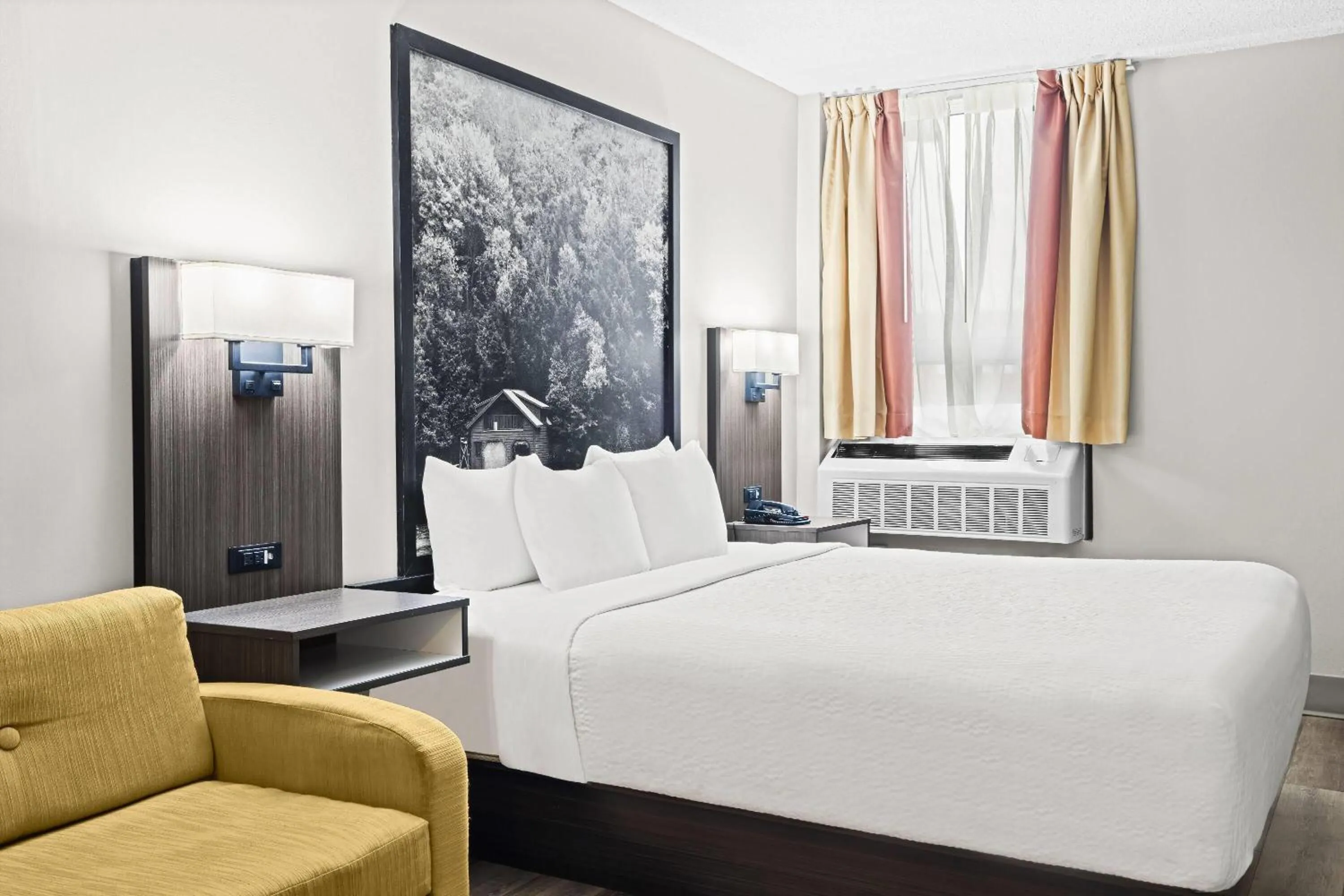 Studio Suite with One King Bed - Ground Floor - Non-Smoking in Super 8 by Wyndham Thunder Bay