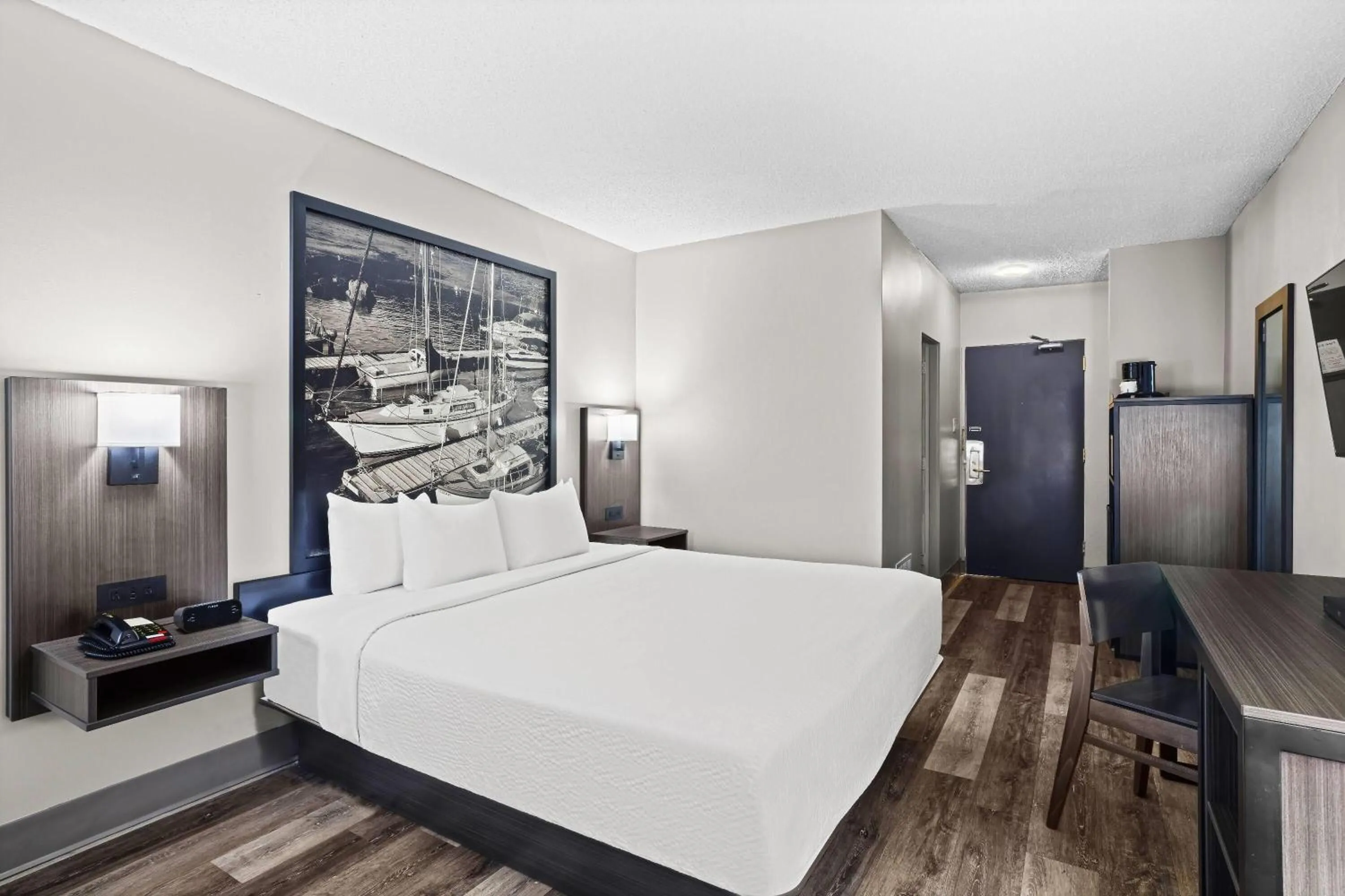 King Room - Pet Friendly/Non-Smoking in Super 8 by Wyndham Thunder Bay