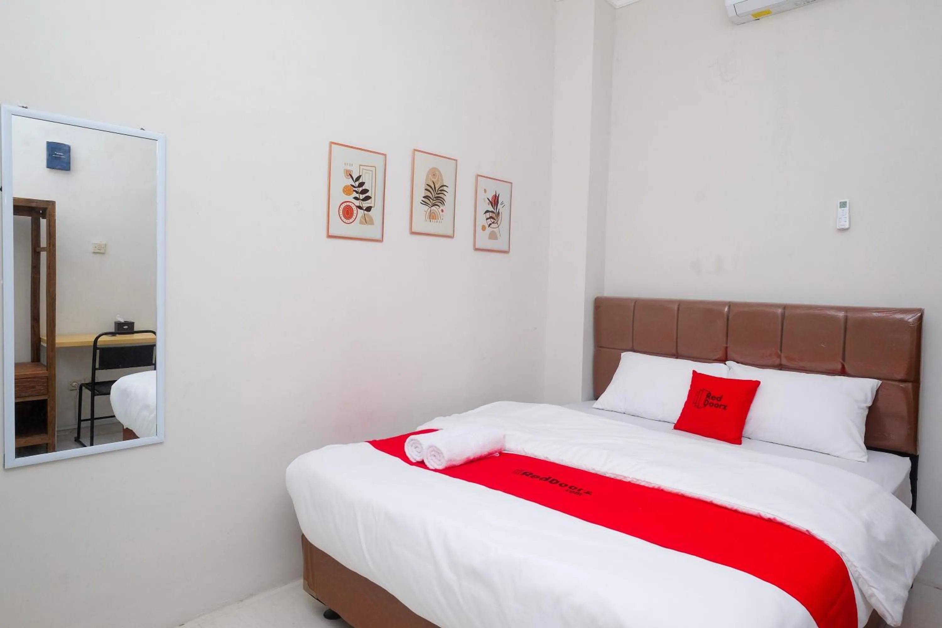 Standard Double Room in RedDoorz Syariah near Stasiun Klaten