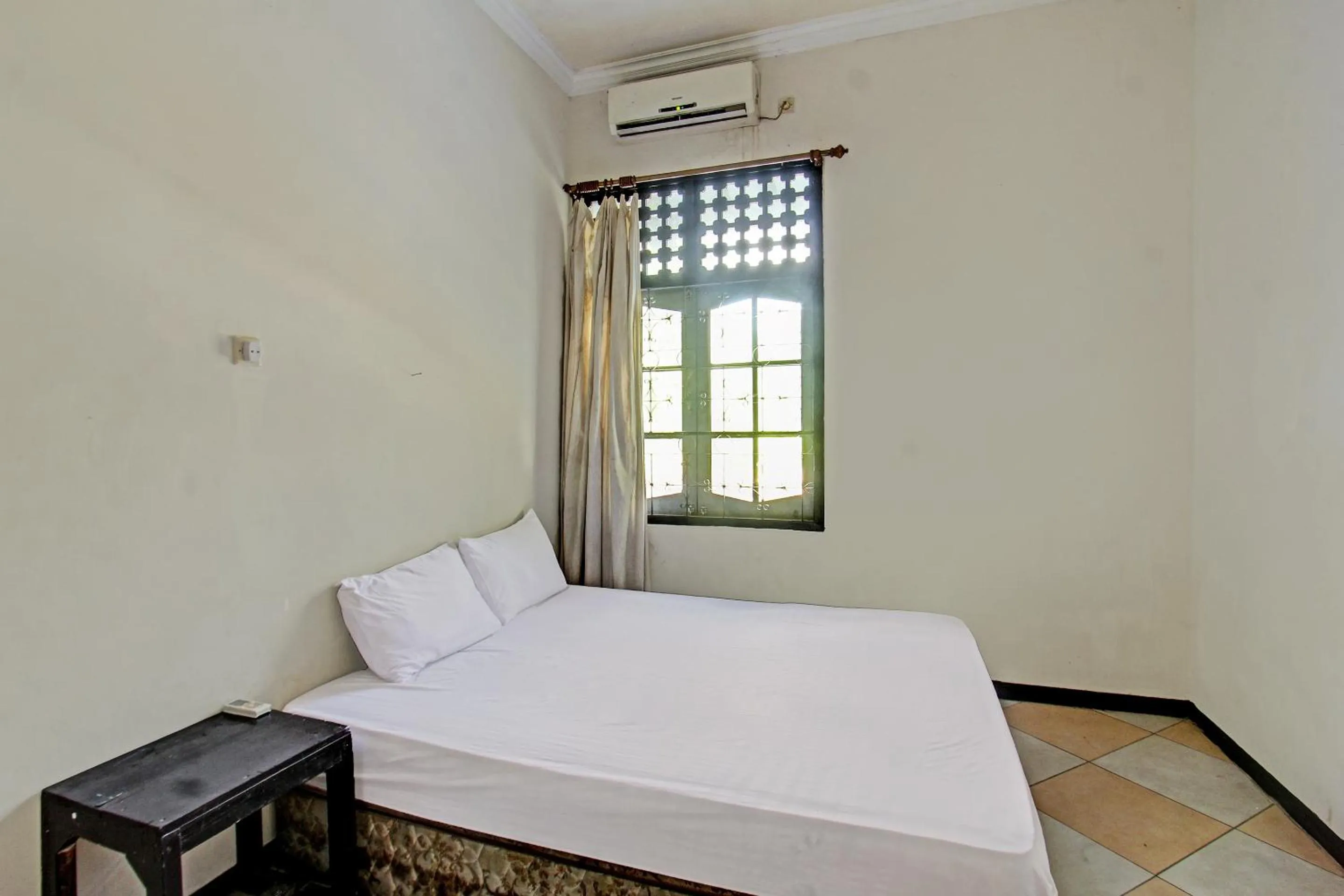 Deluxe King Room in Hotel O Motel Langko