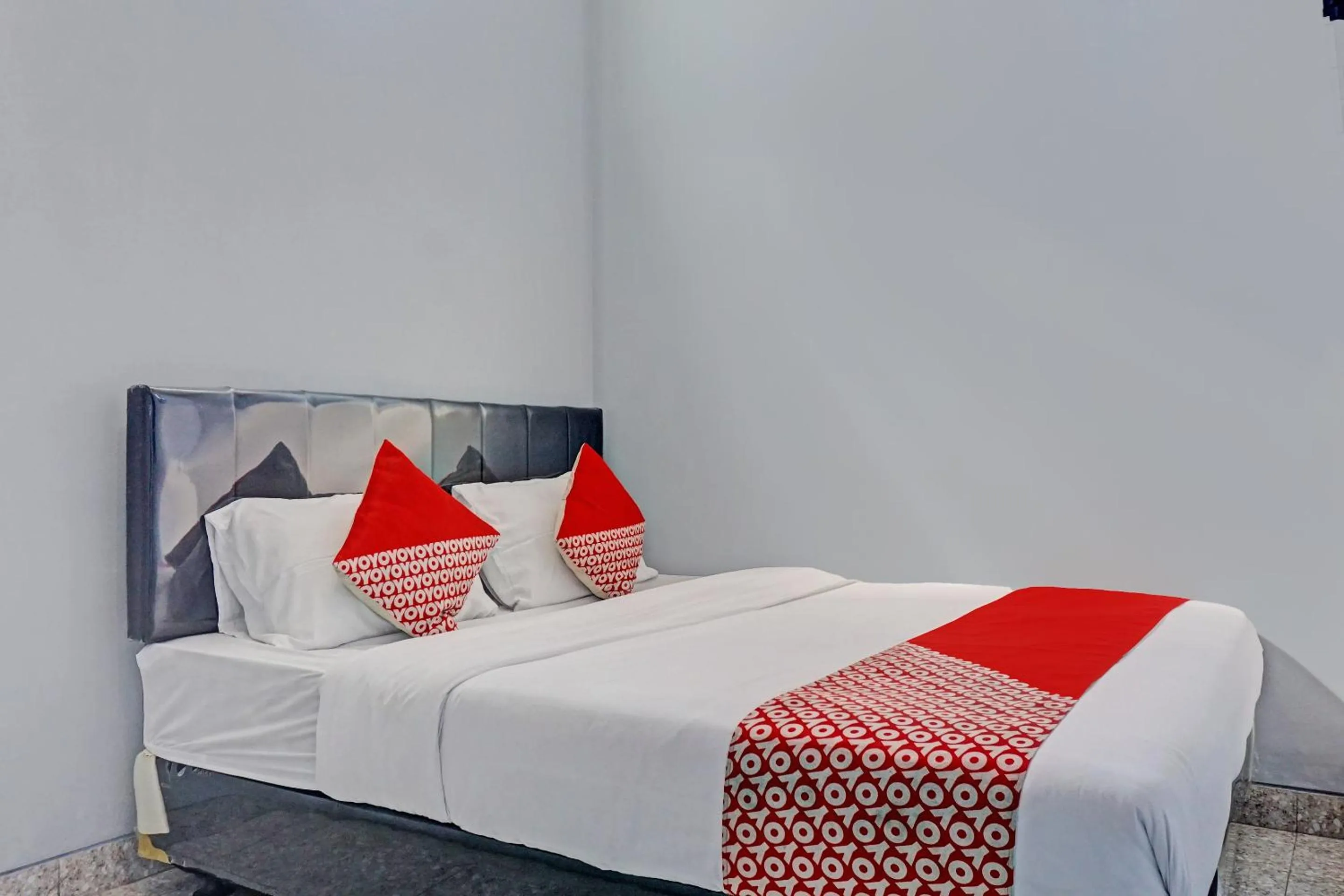 Deluxe Double Room in Capital O 92765 J&b Smart Sentul