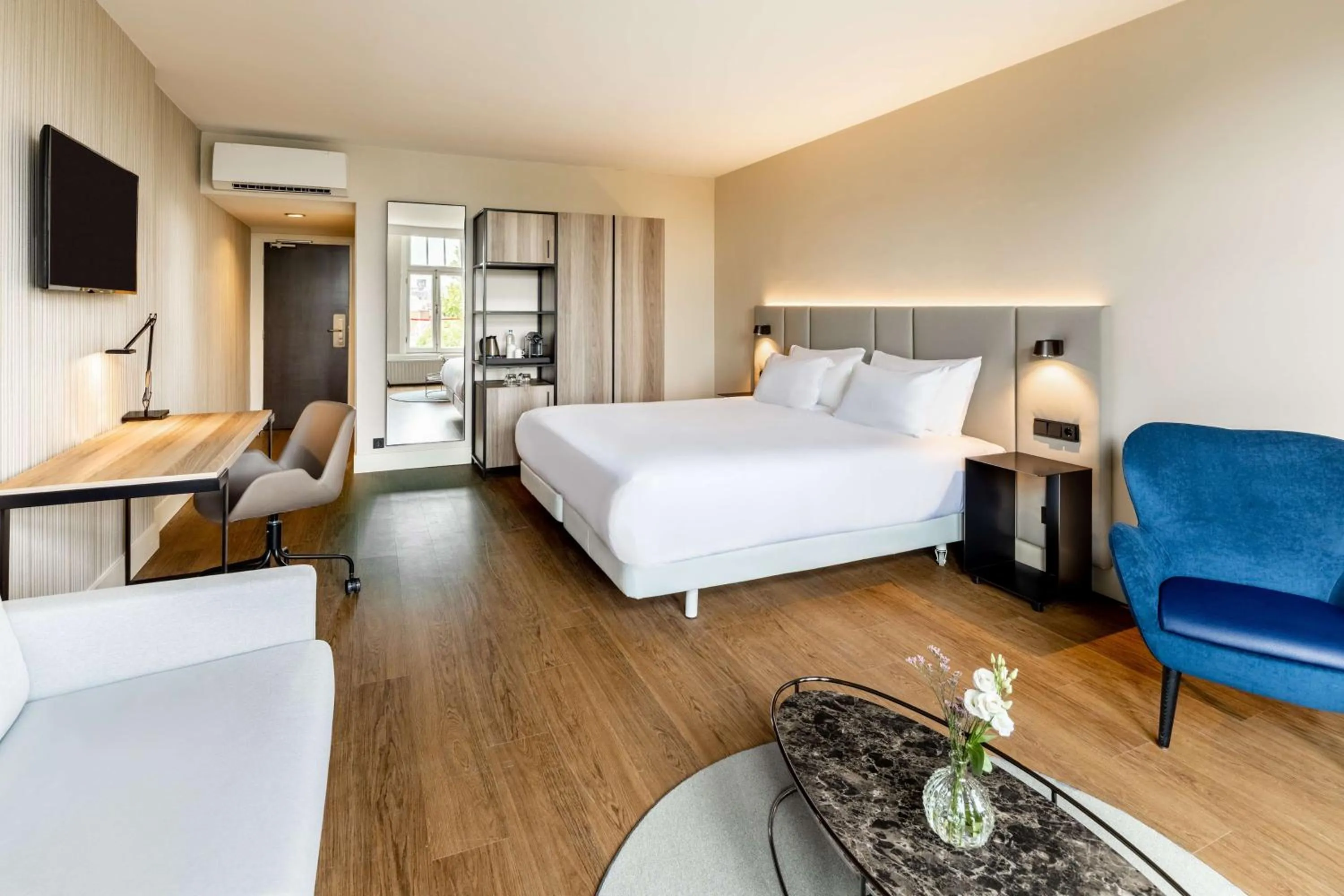 Junior Suite with Extra Bed (2 Adults + 1 Child) in NH Amsterdam Schiller