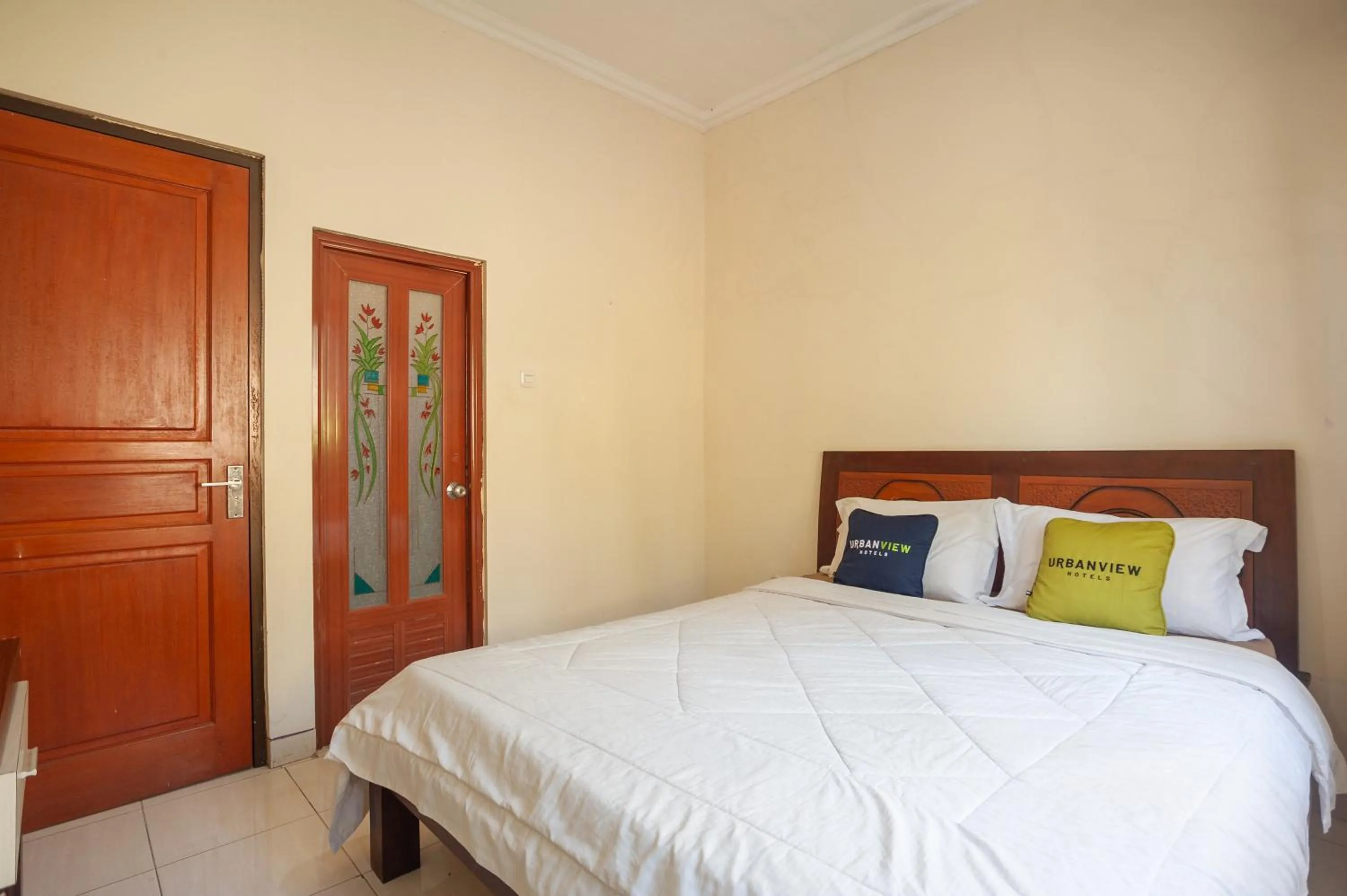 Deluxe Double Room in Urbanview Resort Syariah Khansa Cisarua Puncak by RedDoorz