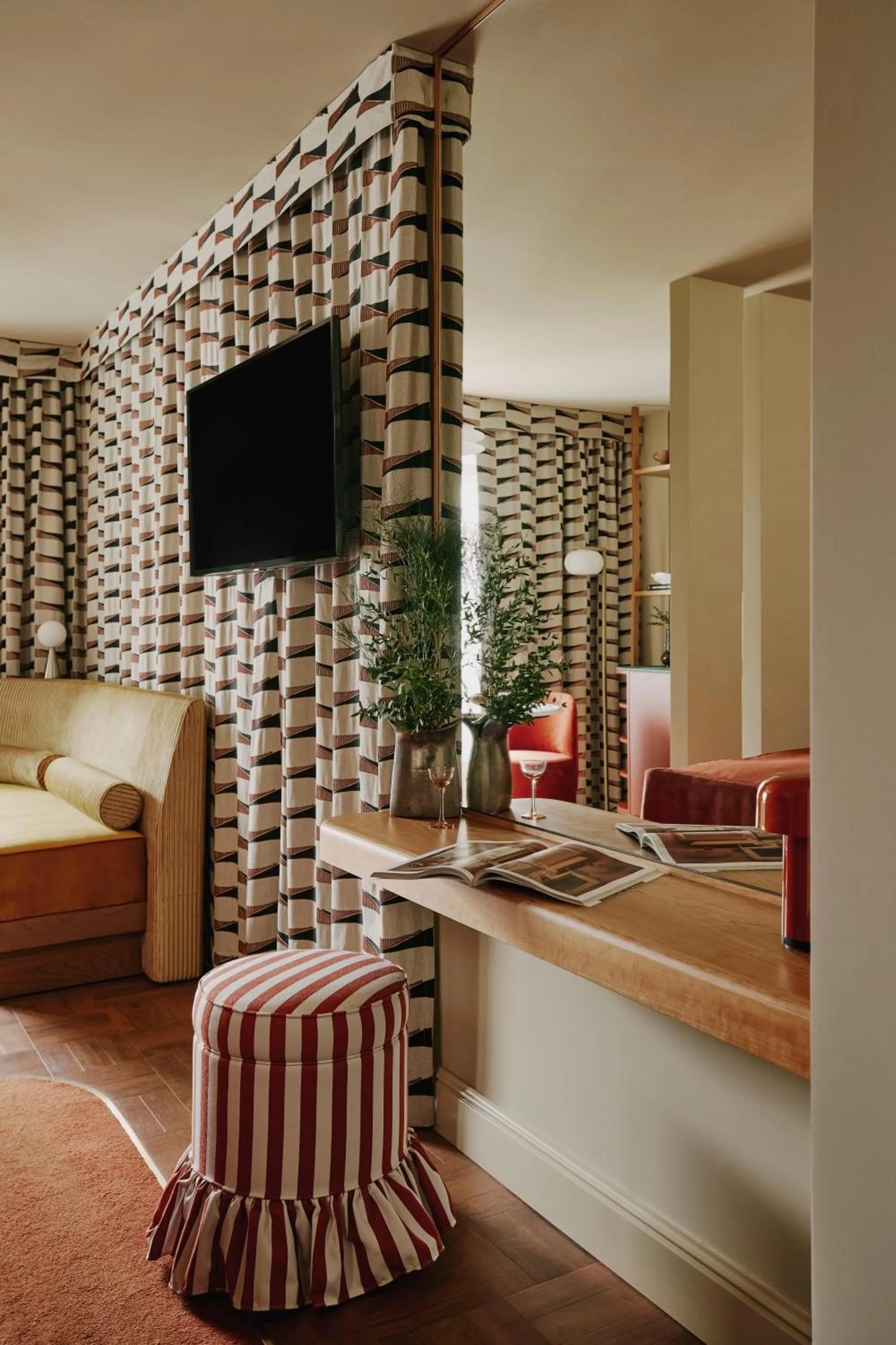 Locke Room with Balcony in Locke am Platz Zurich