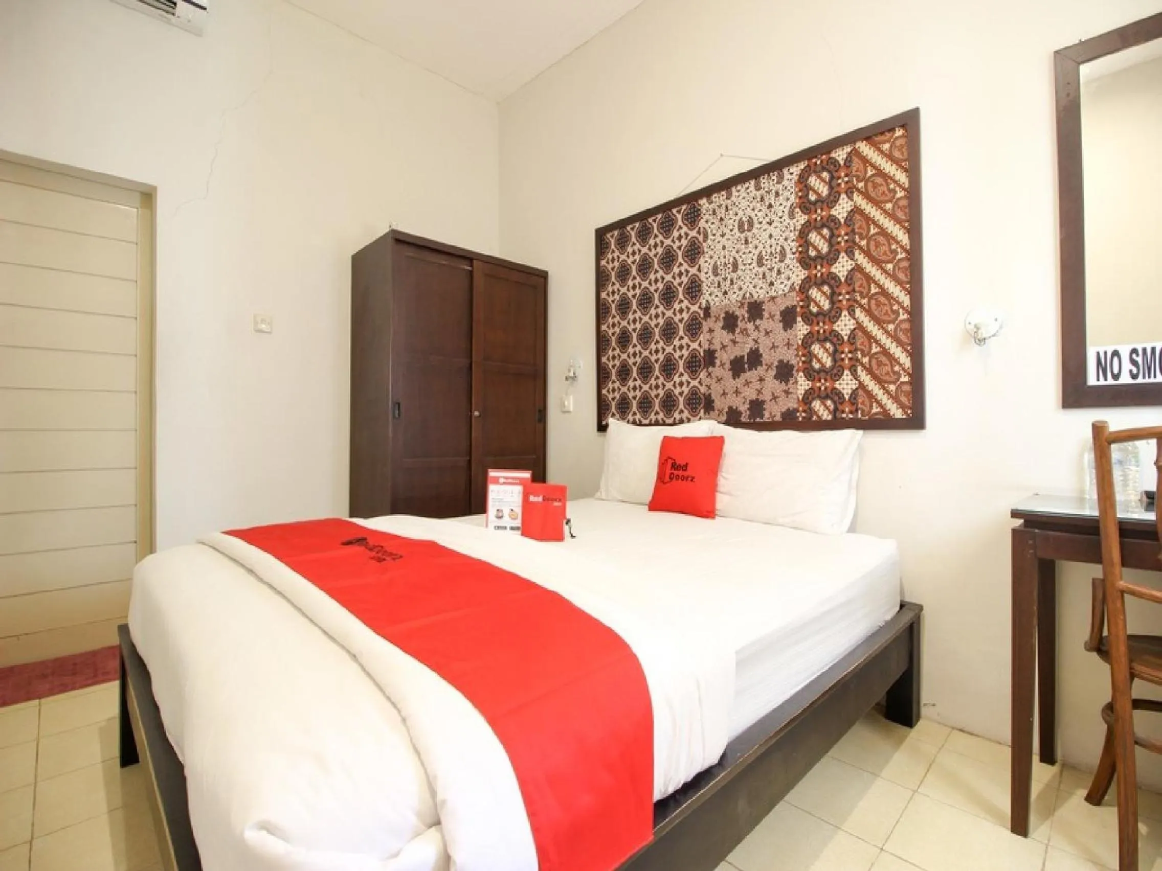 Standard Double Room in Reddoorz Syariah near Wijilan Yogyakarta