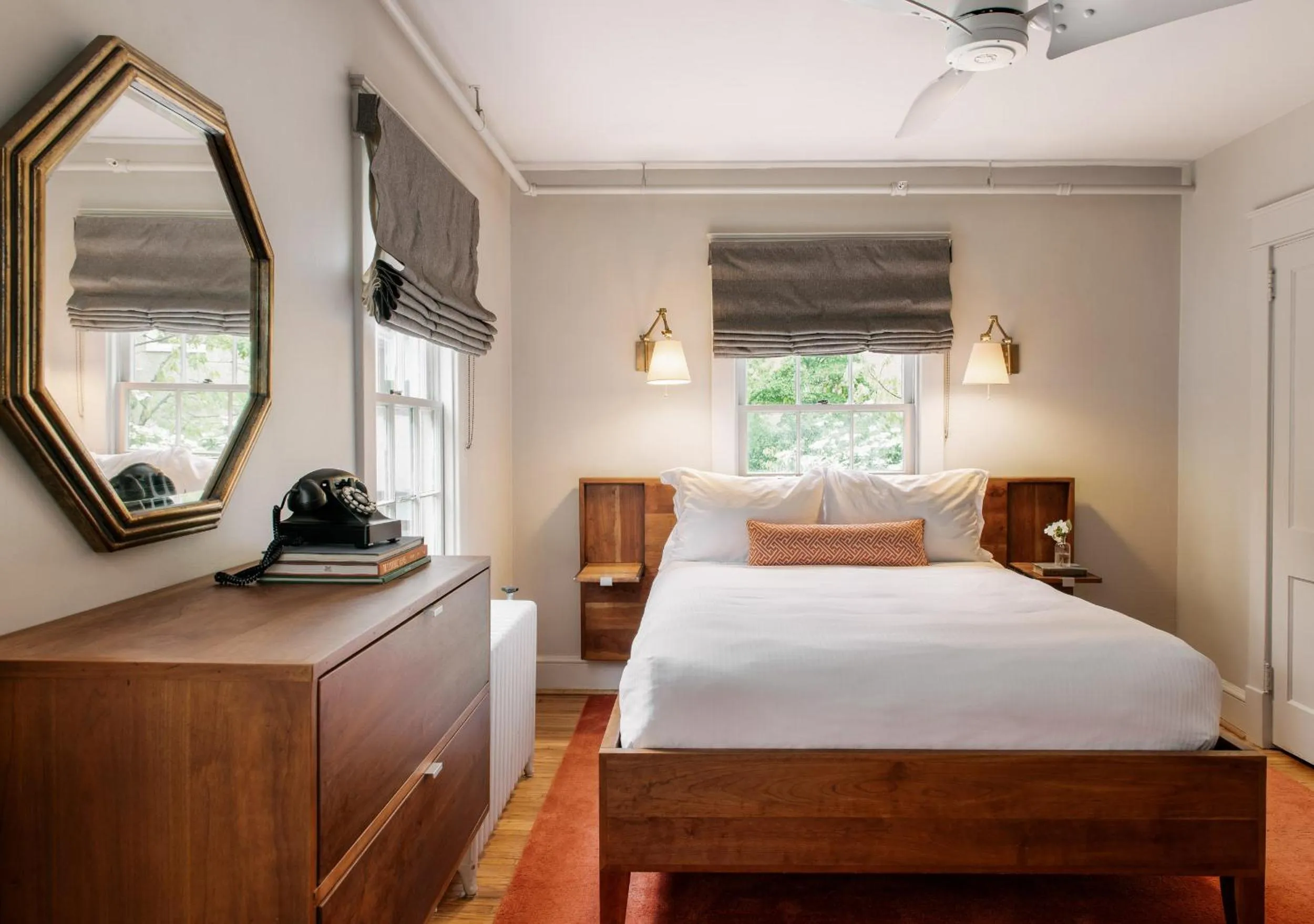 Queen Room in Oakhurst Inn at the University