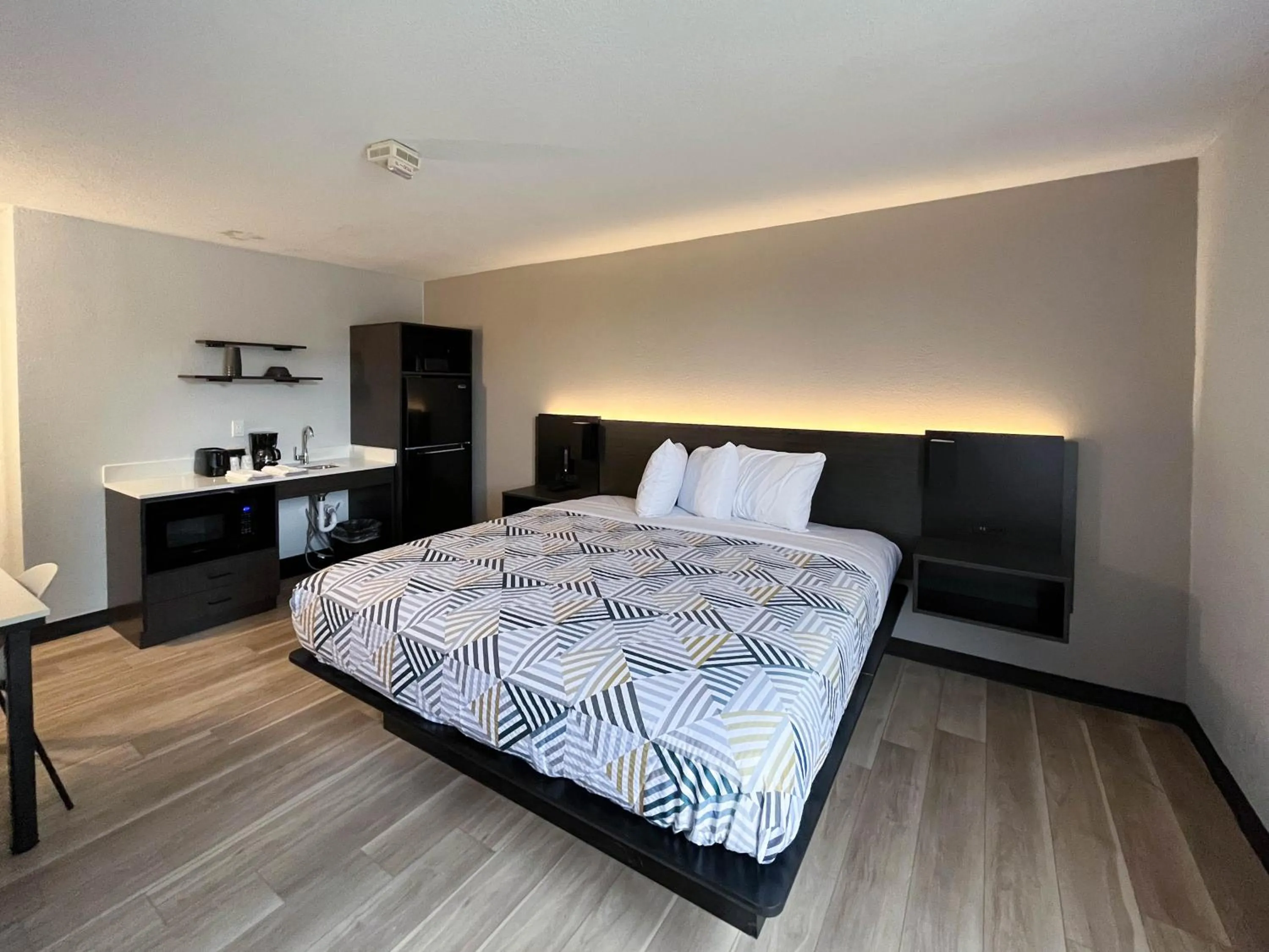 King Room - Disability Access - Non-Smoking in Studio 6 Nacogdoches TX SFA University