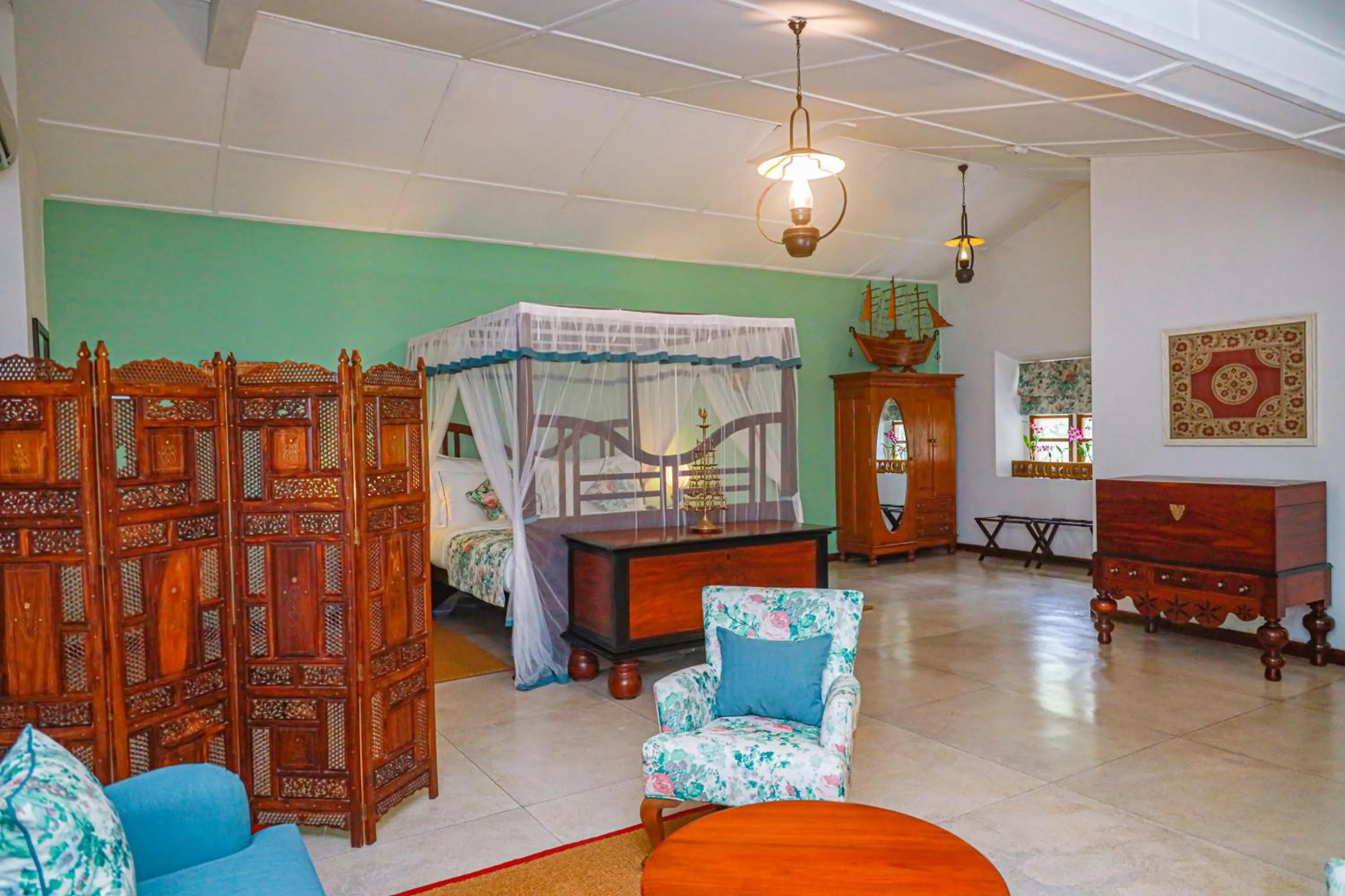 Suite with sunset tea or coffee and homemade cookies, dining experience overlooking the Hanthana views hill and a morning bird-watching trail - single occupancy in Mountbatten Bungalow- Thema Collection