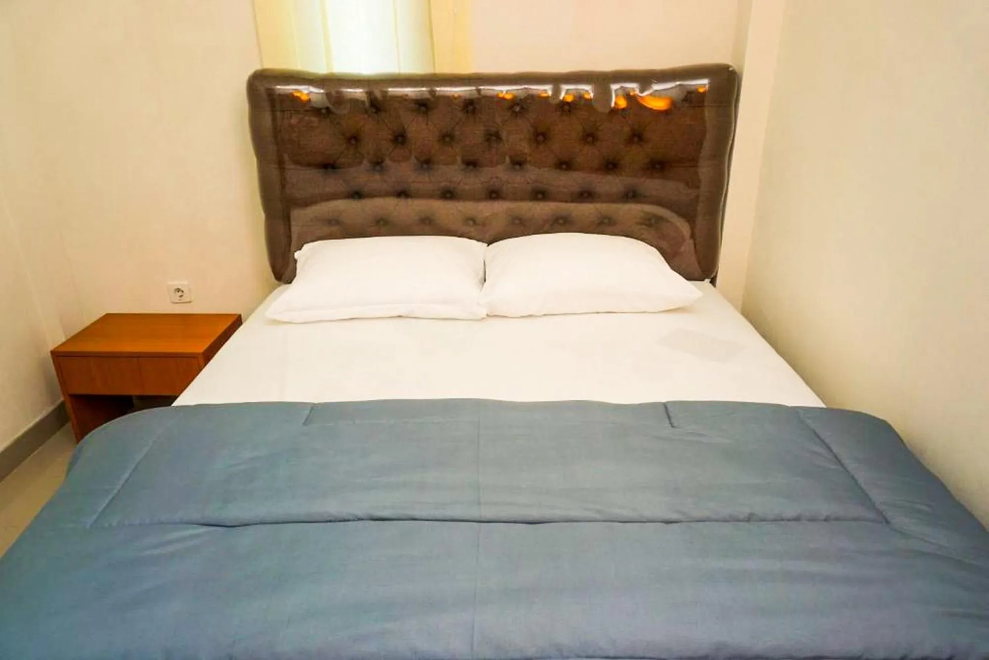 Superior Double Room - single occupancy in Omah Leren Mitra RedDoorz near Gembiraloka Zoo Yogyakarta